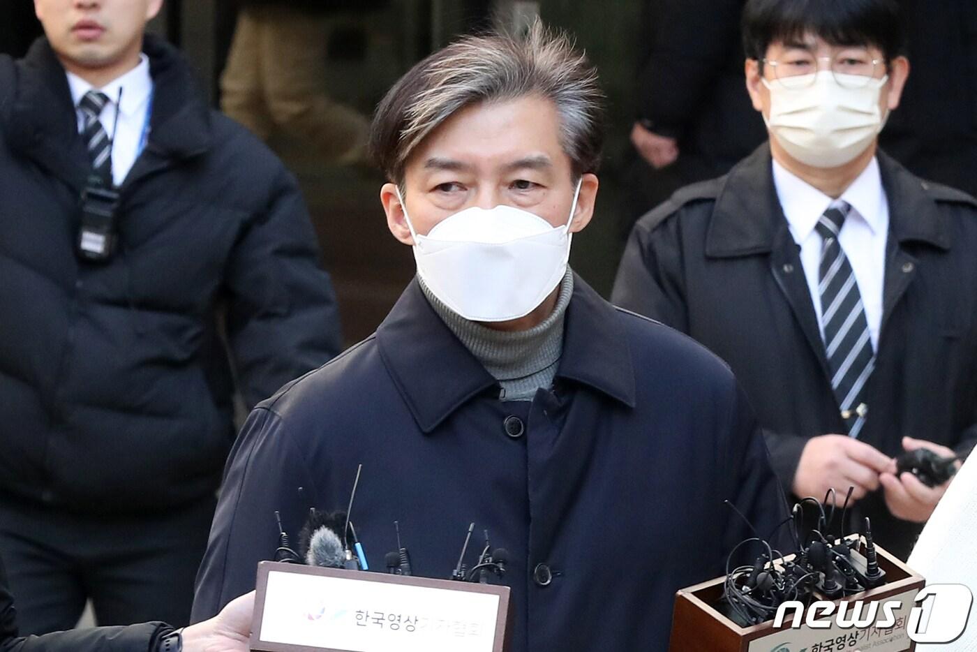 자녀 입시비리와 유재수 전 부산시 경제부시장 감찰 무마 혐의로 재판에 넘겨진 조국 전 법무부 장관이 3일 오후 서울 서초구 서울지방법원에서 열린 1심 선고 공판에서 징역 2년을 선고 받은 뒤 법원을 나서고 있다. 2023.2.3/뉴스1 ⓒ News1 민경석 기자