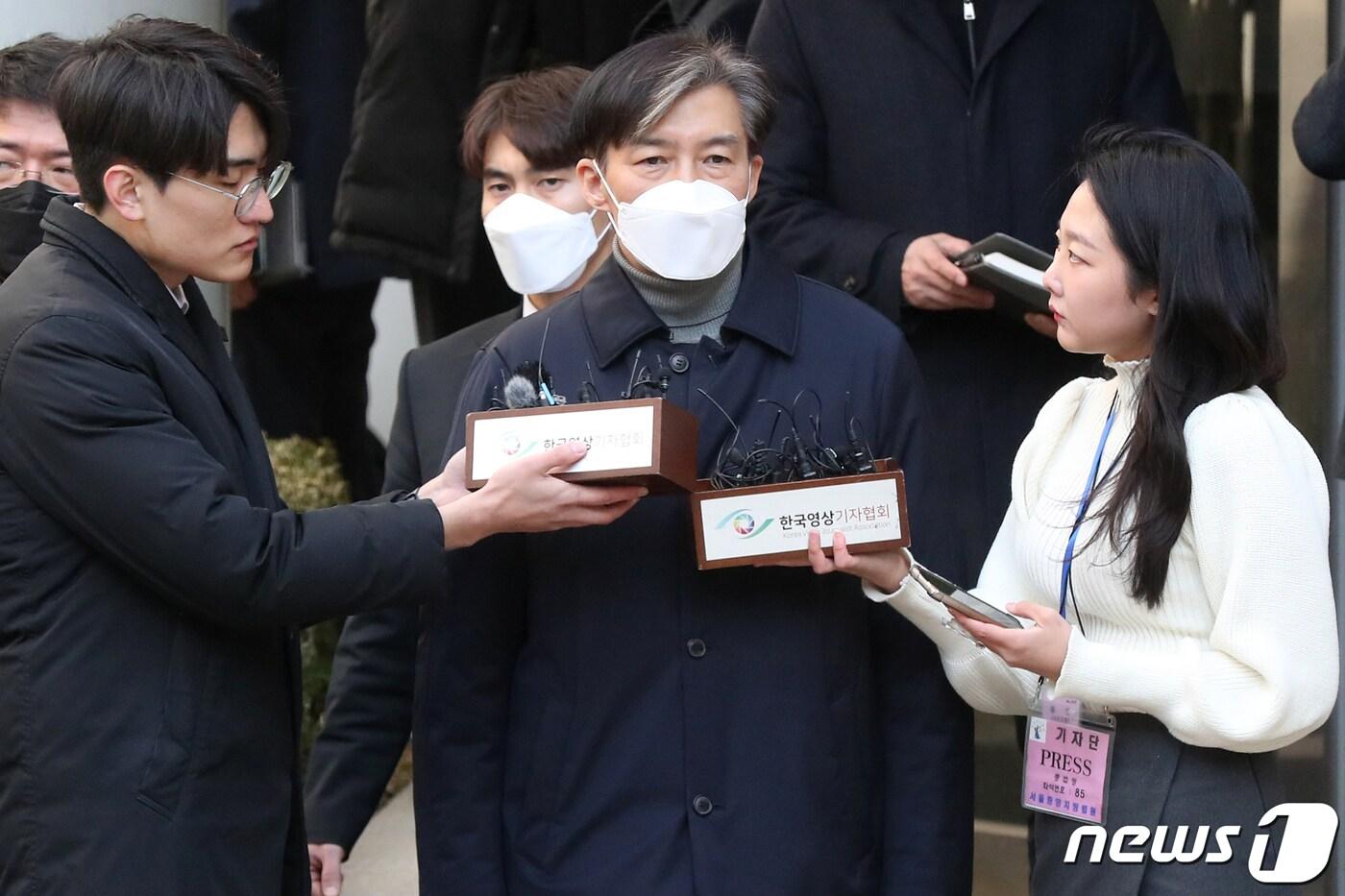 자녀 입시비리와 유재수 전 부산시 경제부시장 감찰 무마 혐의로 재판에 넘겨진 조국 전 법무부 장관이 3일 오후 서울 서초구 서울지방법원에서 열린 1심 선고 공판에서 징역 2년을 선고 받은 뒤 입장을 밝히고 있다. 2023.2.3/뉴스1 ⓒ News1 민경석 기자