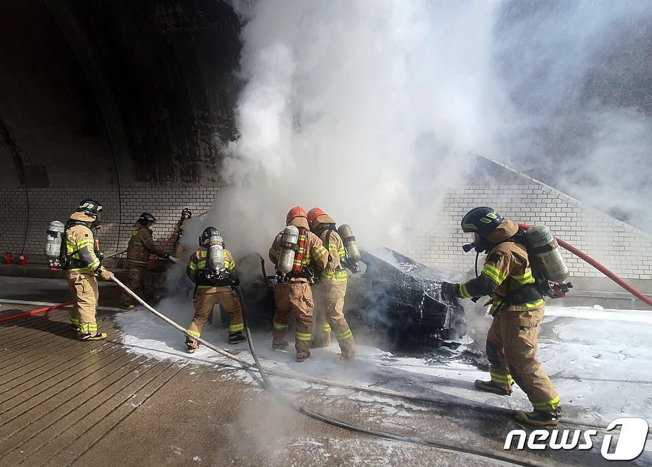 본문 이미지 - 소방관들이 차량화재를 진화하고 있다. (경북소방본부 제공)  ⓒ News1 