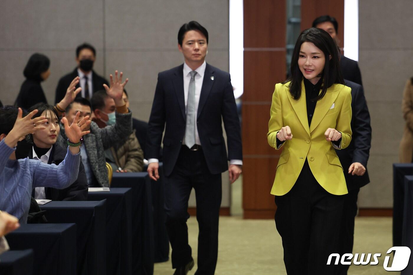 본문 이미지 - 김건희 여사가 3일 오후 서울 용산구 백범김구기념관에서 열린 제3회 한국수어의 날 기념식에 참석, '안녕하세요'를 수어로 표현하며 입장하고 있다. (대통령실 제공) 2023.2.3/뉴스1 ⓒ News1 오대일 기자