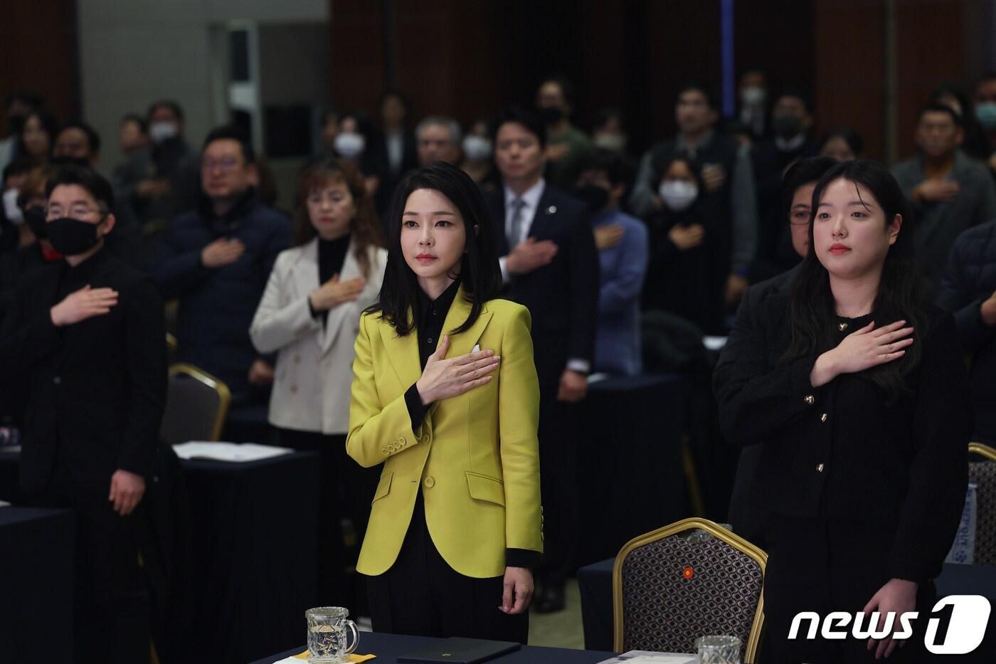 본문 이미지 - 김건희 여사가 3일 오후 서울 용산구 백범김구기념관에서 열린 제3회 한국수어의 날 기념식에서 국민의례를 하고 있다. (대통령실 제공) 2023.2.3/뉴스1 ⓒ News1 오대일 기자