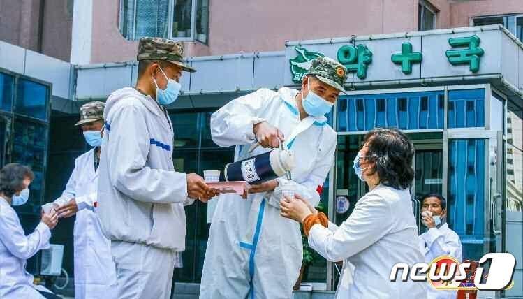 본문 이미지 - (평양 노동신문=뉴스1) = 북한 노동당 기관지 노동신문은 4일 "우리 인민처럼 군대 덕을 입는 인민은 세상에 없다＂면서 인민군의 노고를 조명했다. 국내에서만 사용가능. 재배포 금지. DB 금지. For Use Only in the Republic of Korea. Redistribution Prohibited] rodongphoto@news1.kr