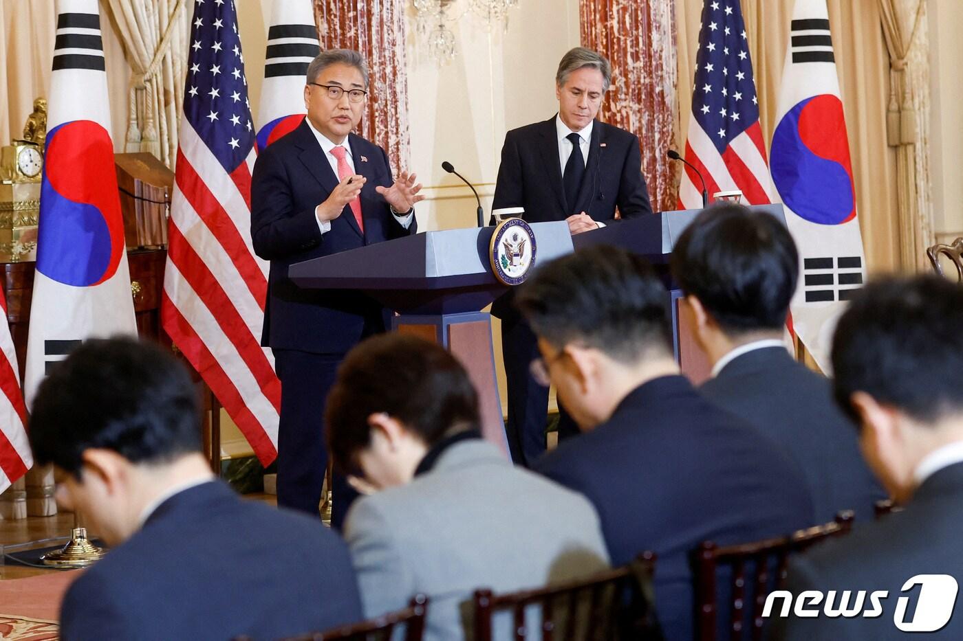 박진 외교부 장관(왼쪽)과 토니 블링컨 미국 국무장관이 3일(현지시간) 미국 국무부 기자회견장에서 취재진의 질문을 받고 있다. 2023.2.3 ⓒ 로이터=뉴스1 ⓒ 로이터=뉴스1 ⓒ News1 송원영 기자