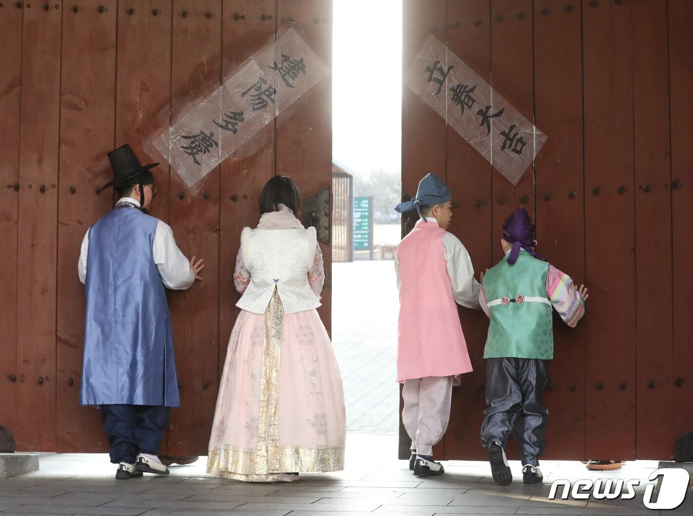 본문 이미지 - 절기상 입춘(立春)인 4일 오전 서울 중구 남산골한옥마을에서 열린 입춘첩 붙이기 행사에서 토끼띠 어린이들이 포즈를 취하고 있다. 이날 행사는 토끼띠 세쌍둥이 김승재, 김윤재, 김희서 어린이와 사촌 김원우 어린이가 입춘 메시지를 전했다. 2023.2.4/뉴스1 ⓒ News1 김민지 기자