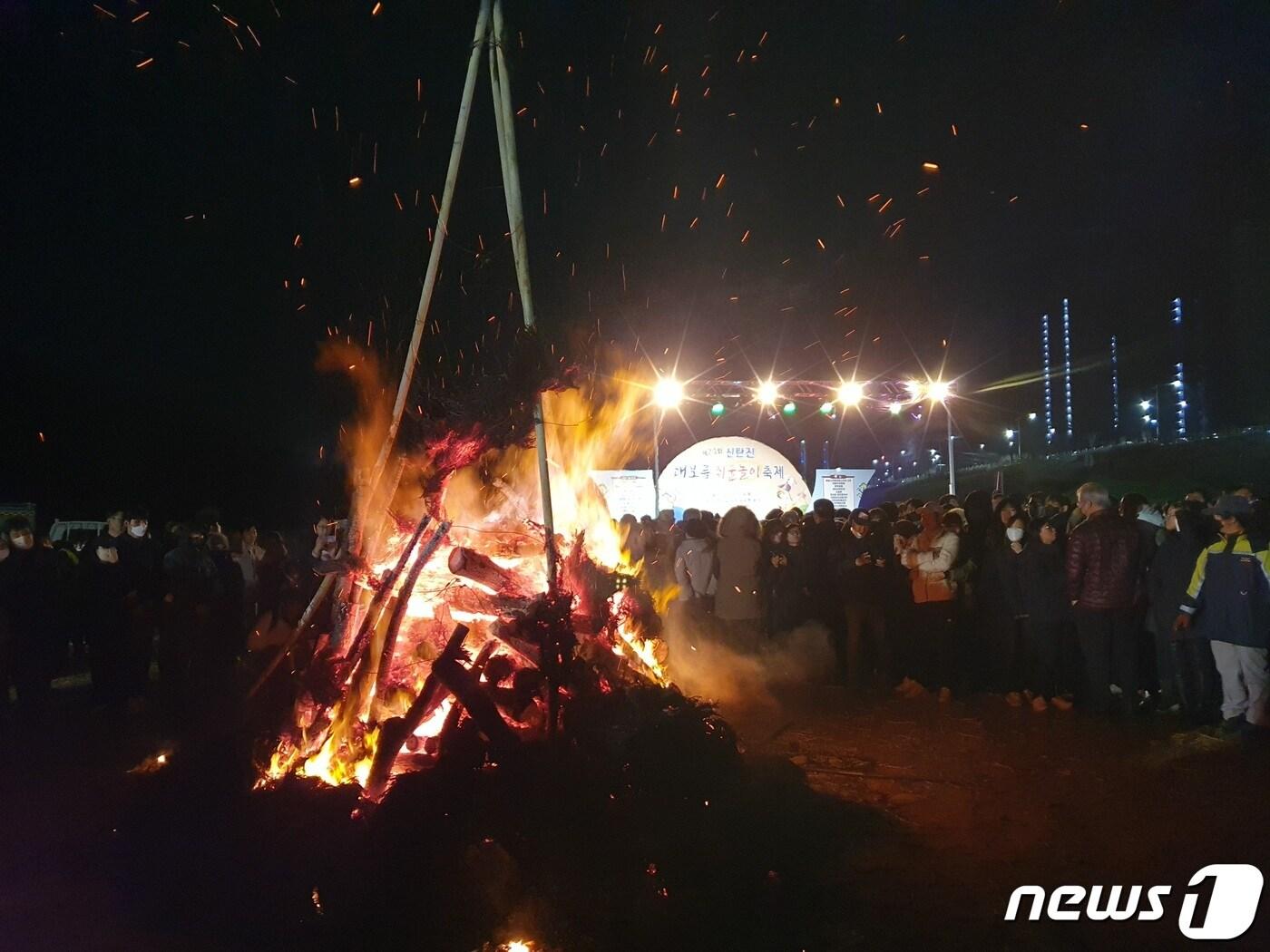 본문 이미지 - 4일 대전 대덕구 현도교 아래 금강변 둔치에서 ‘제24회 신탄진 대보름 쥐불놀이 축제’가 열렸다./뉴스1 ⓒ News1 허진실 기자
