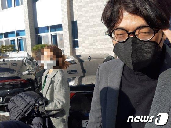 본문 이미지 - 수원지법 형사항소5부(부장판사 심병직)는 정보통신망법 위반(명예훼손), 업무방해 혐의로 기소된 박광일씨(오른쪽)에 대해 원심 대로 징역 2년에 집행유예 3년을 선고했다.ⓒ News1 유재규 기자