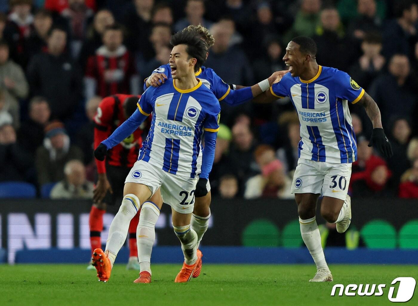 본문 이미지 - 미토마 가오루(22번)가 5일(한국시간) 열린 2022-23 EPL 본머스전에서 결승골을 기록한 후 기뻐하고 있다. ⓒ 로이터=뉴스1