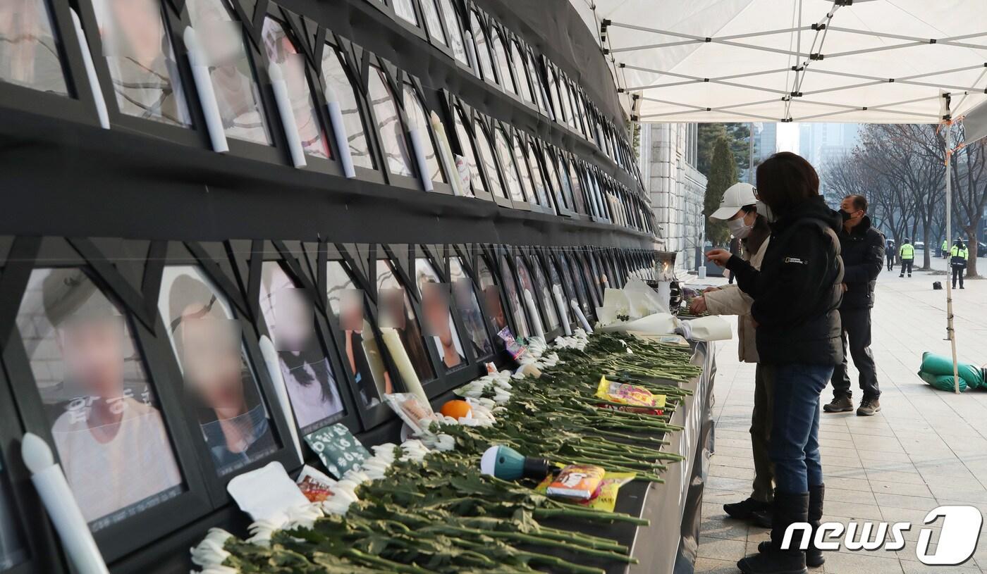 '10·29 이태원참사' 100일을 맞은 5일 오전 서울광장에 설치된 이태원참사 희생자 합동분향소를 찾은 시민들이 헌화하고 있다.  ⓒ News1