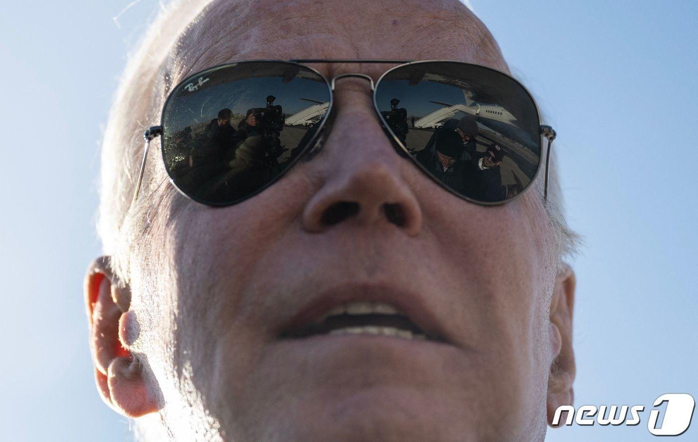 조 바이든 미국 대통령이 4일(현지시간) 매릴랜드주 헤이거즈타운 공항에 도착해 취재진을 만나 "중국의 정찰 풍선이 성공적으로 격추됐다＂면서 ＂이 일을 수행한 우리 조종사들의 노고를 칭찬하고 싶다"고 밝히고 있다. ⓒ AFP=뉴스1 ⓒ News1 우동명 기자