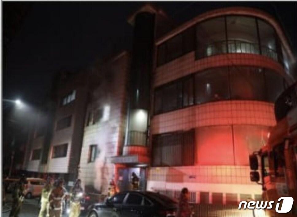 본문 이미지 - 현장 화재 사진 (경기도소방재난안전본부 제공)./
