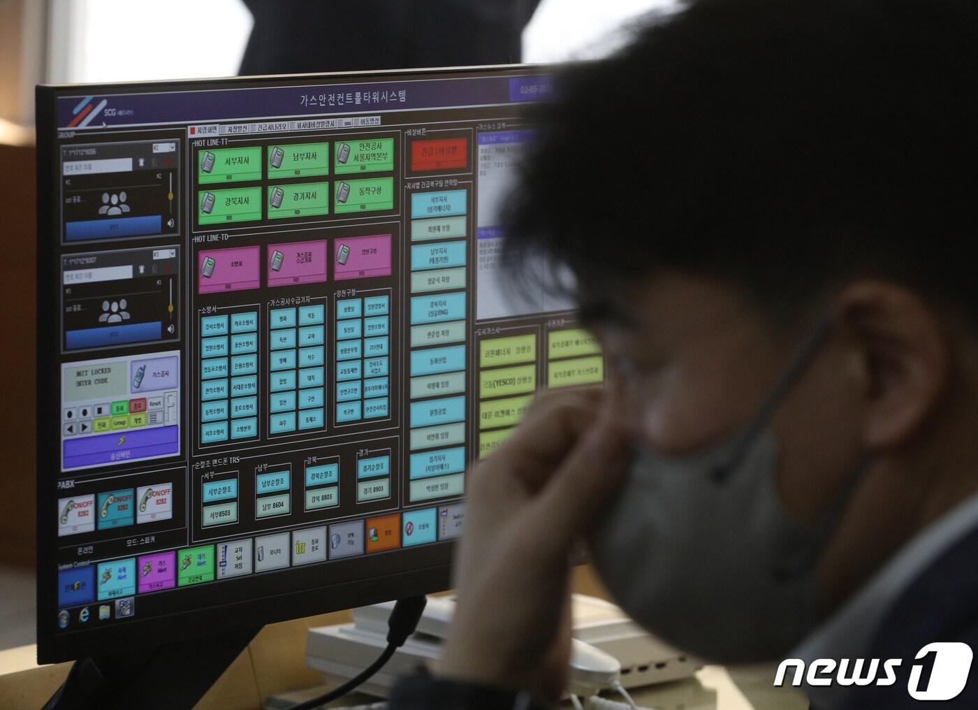 본문 이미지 - 5일 서울 강서구 서울도시가스 상황실에서 직원들이 도시가스 공급 상황을 살펴보고 있다. 새해 첫달부터 5%대 물가상승률이 이어지면서 고물가에 대한 불안감이 커지고 있다. 통계청에 따르면 지난달 소비자물가지수는 110.11로 전년 동월 대비 5.2% 상승했다. 물가 상승폭을 키운 데는 공공요금 인상의 영향이 컸다. 도시가스는 1년 전보다 36.2% 올랐고 지역 난방비는 34.0% 올랐다. 전기요금은 지난해 4·7·10월에 이어 올해 1월에도 오르면서 전월 대비 9.2%, 전년 동월 대비로는 29.5% 급등했다. 2023.2.5/뉴스1 ⓒ News1 신웅수 기자