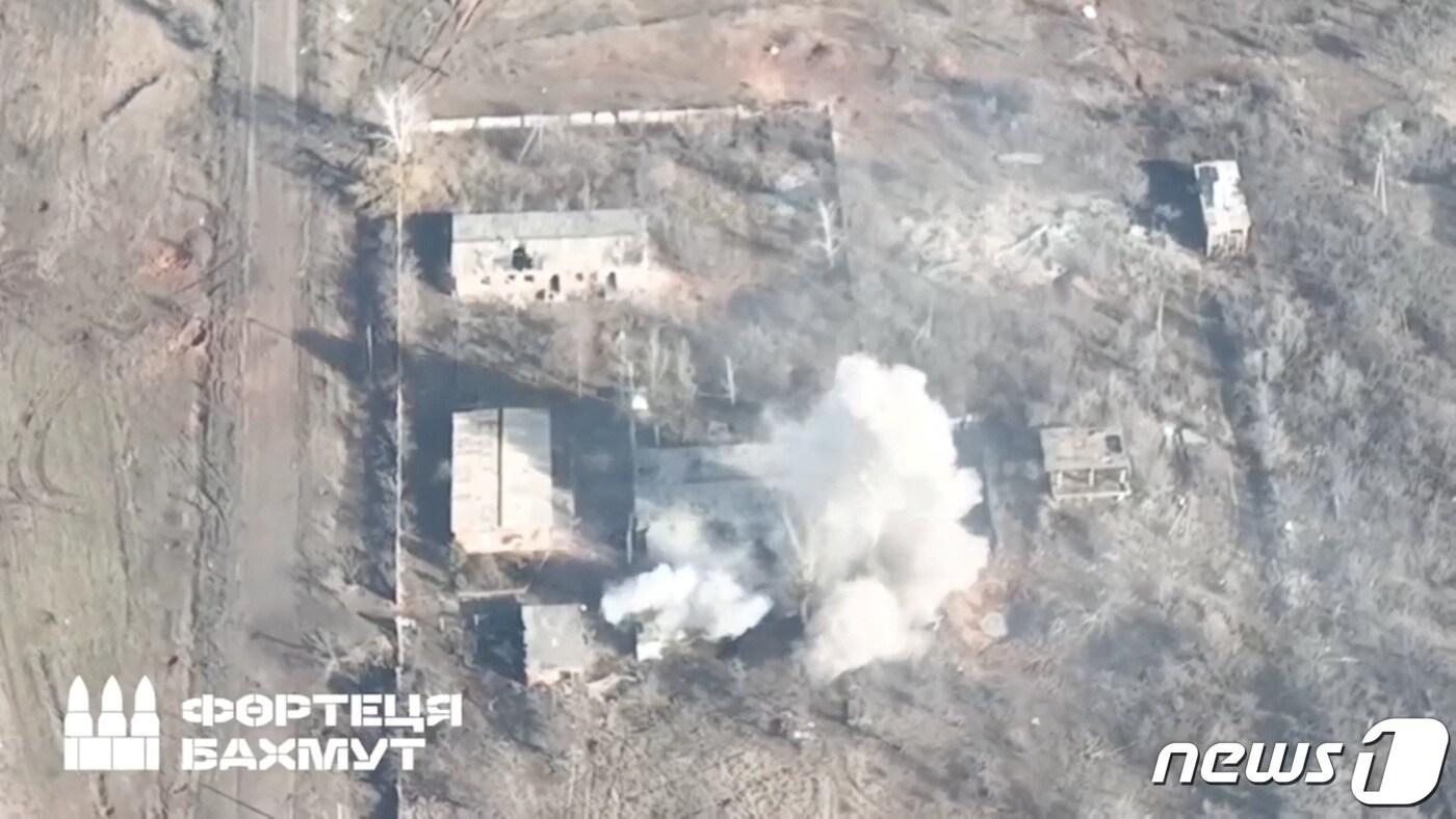 지난 1일(현지시간) 우크라이나 바흐무트에서 러시아 군의 포격을 받은 군 막사서 연기가 솟아 오르고 있다. ⓒ 로이터=뉴스1 ⓒ News1 우동명 기자