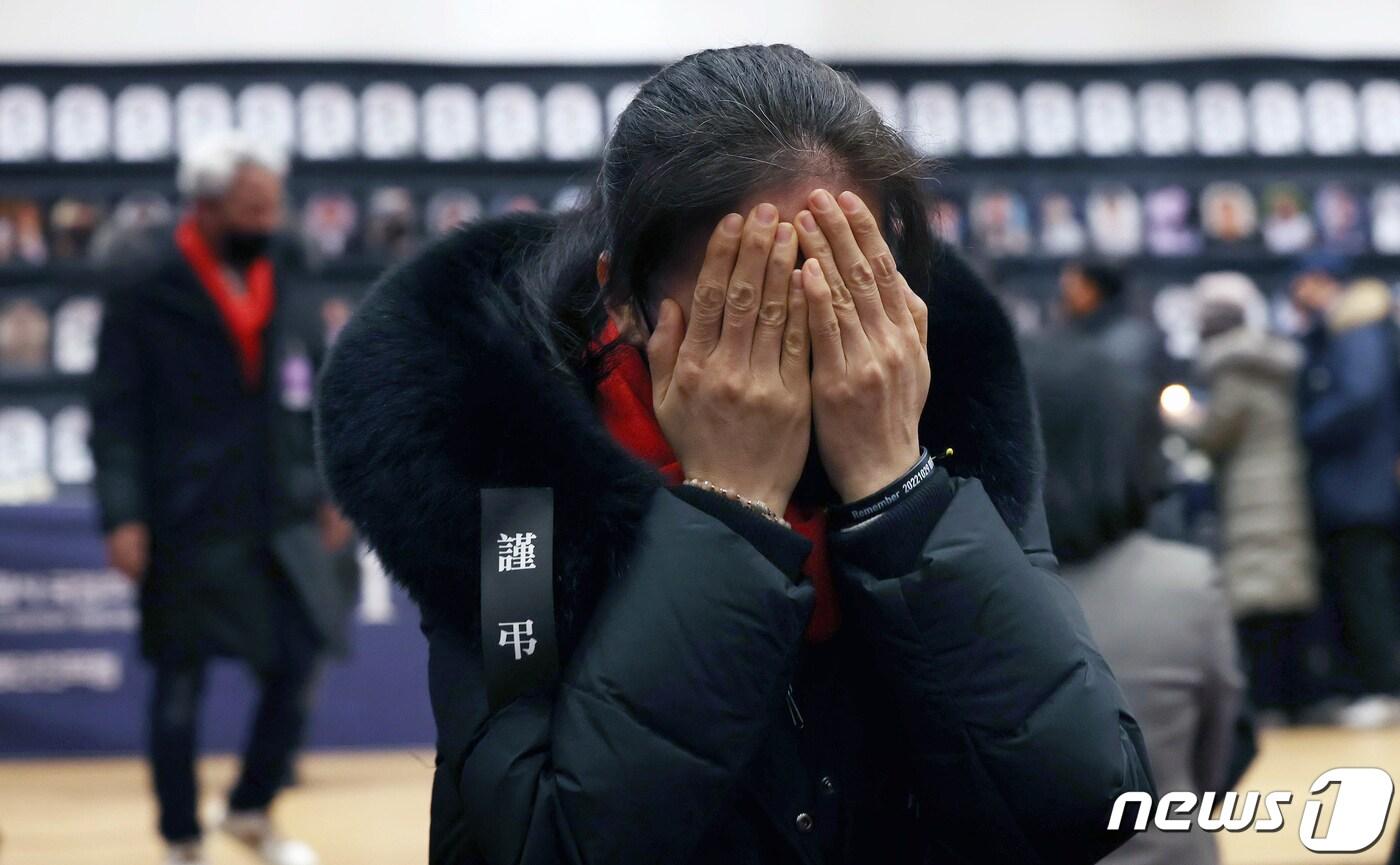 본문 이미지 - 5일 서울 여의도 국회 의원회관에서 열린 10.29 이태원 참사 국회 추모제에서 헌화를 마친 한 유가족이 슬퍼하고 있다. (공동취재) 2022.2.5/뉴스1 ⓒ News1 허경 기자