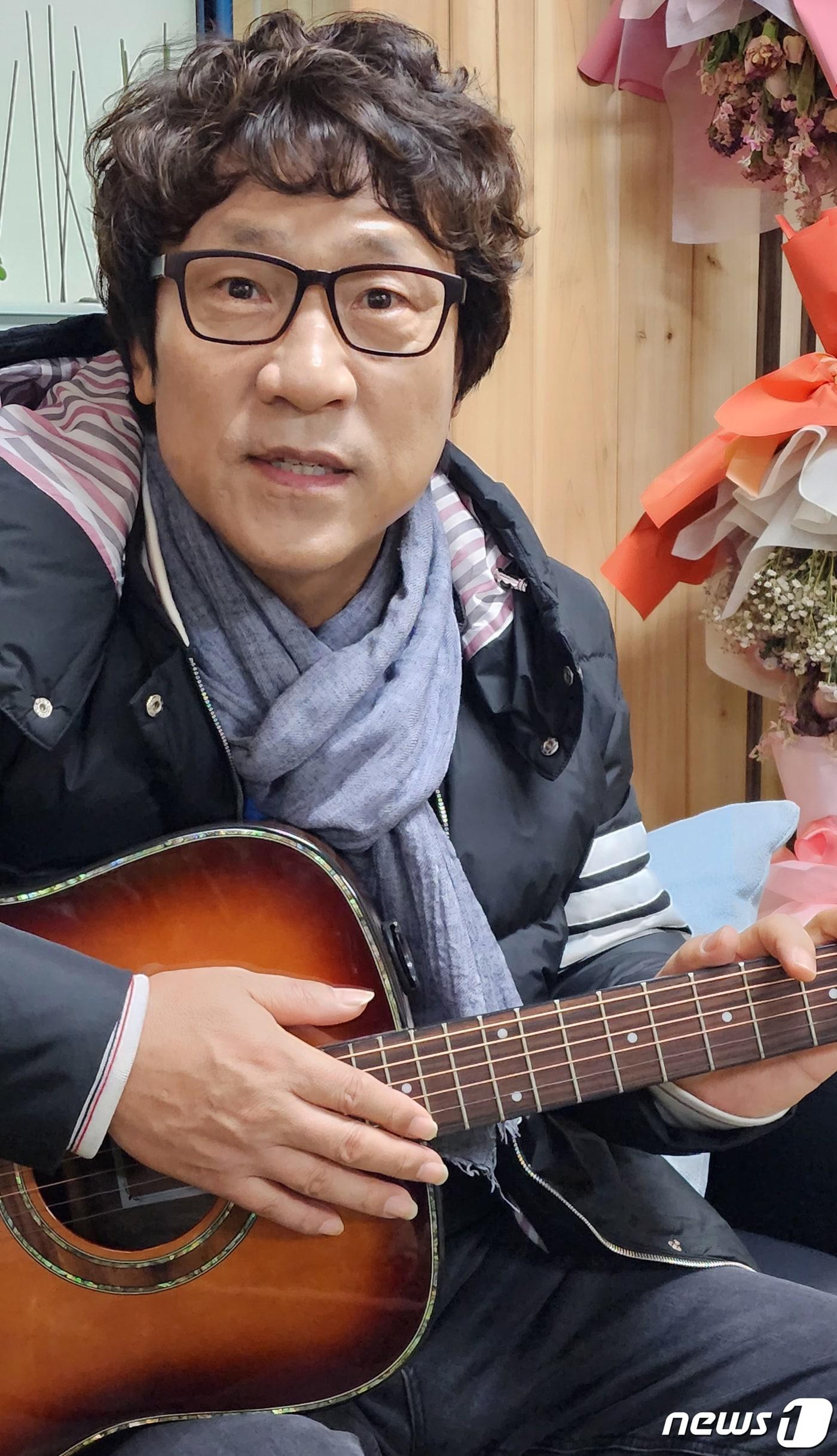 본문 이미지 - 통기타 가수 허만성씨가 5일 뉴스1과 인터뷰를 하고 있다. 2023.2.5 /뉴스1