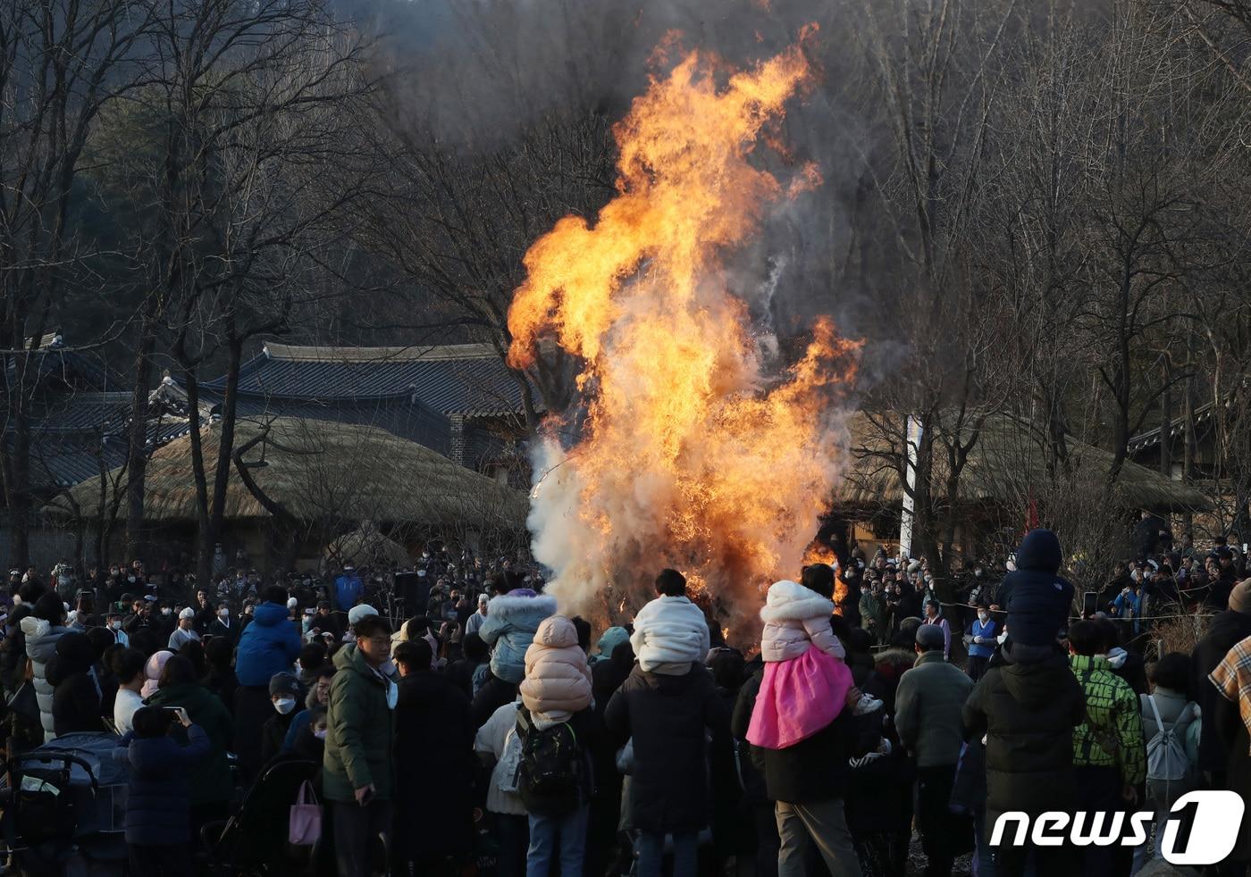 본문 이미지 - 정월대보름인 5일 오후 경기 용인시 기흥구 한국민속촌에서 관람객들이 타오르는 달집을 바라보고 있다. 2023.2.5/뉴스1 ⓒ News1 김영운 기자