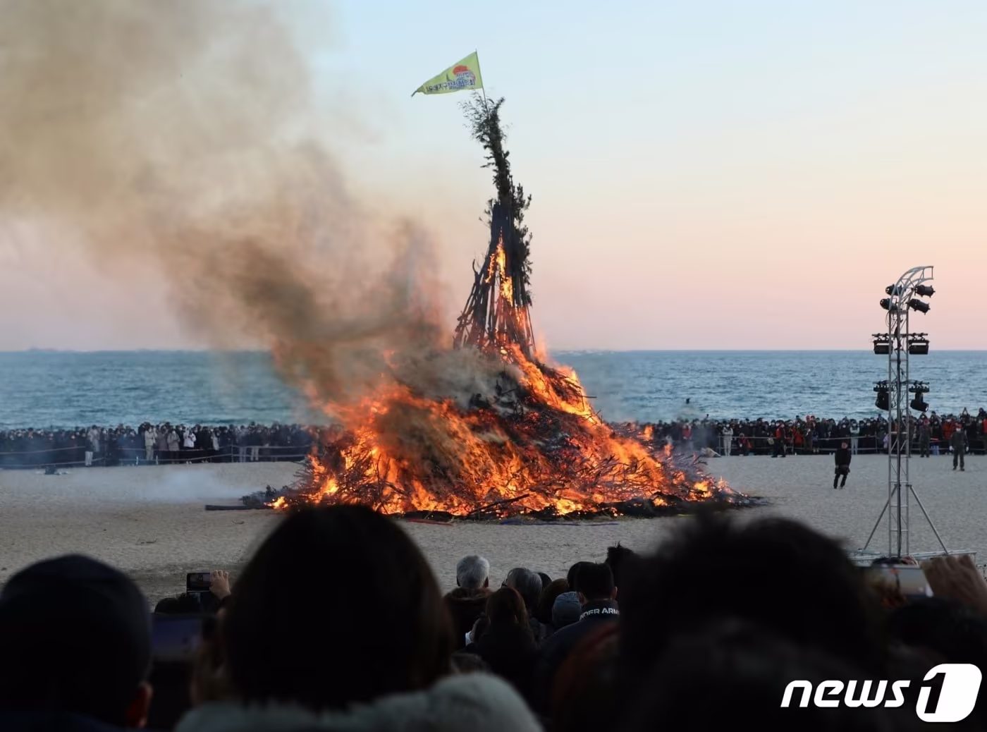 본문 이미지 - 정월대보름인 5일 오후 부산 해운대구 해운대해수욕장에서 시민들이 타오르는 달집을 보며 소원을 빌고 있다.2023.2.5/뉴스1 노경민 기자 ⓒ News1