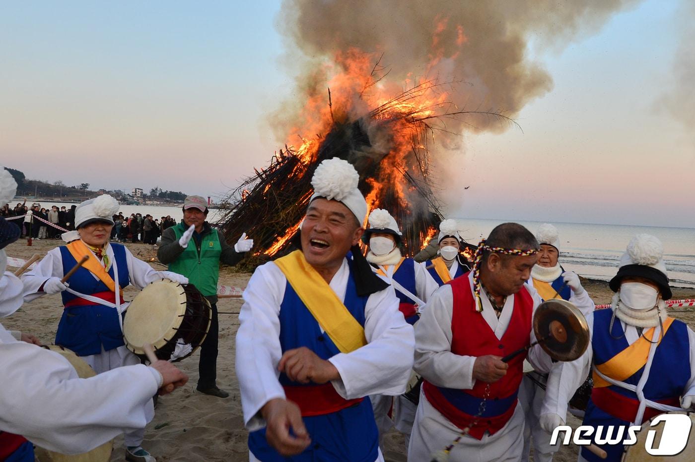 본문 이미지 - 지난해 경북 포항시 북구 월포해수욕장에서 열린 정월대보름 달집태우기 행사 모습.(뉴스1 자료, 재판매 및 DB금지) ⓒ 뉴스1 최창호 기자