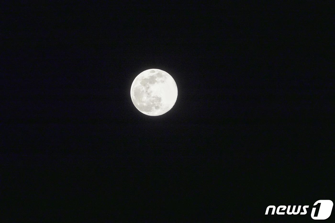 본문 이미지 - 둥근 보름달 ⓒ News1 황덕현 기자