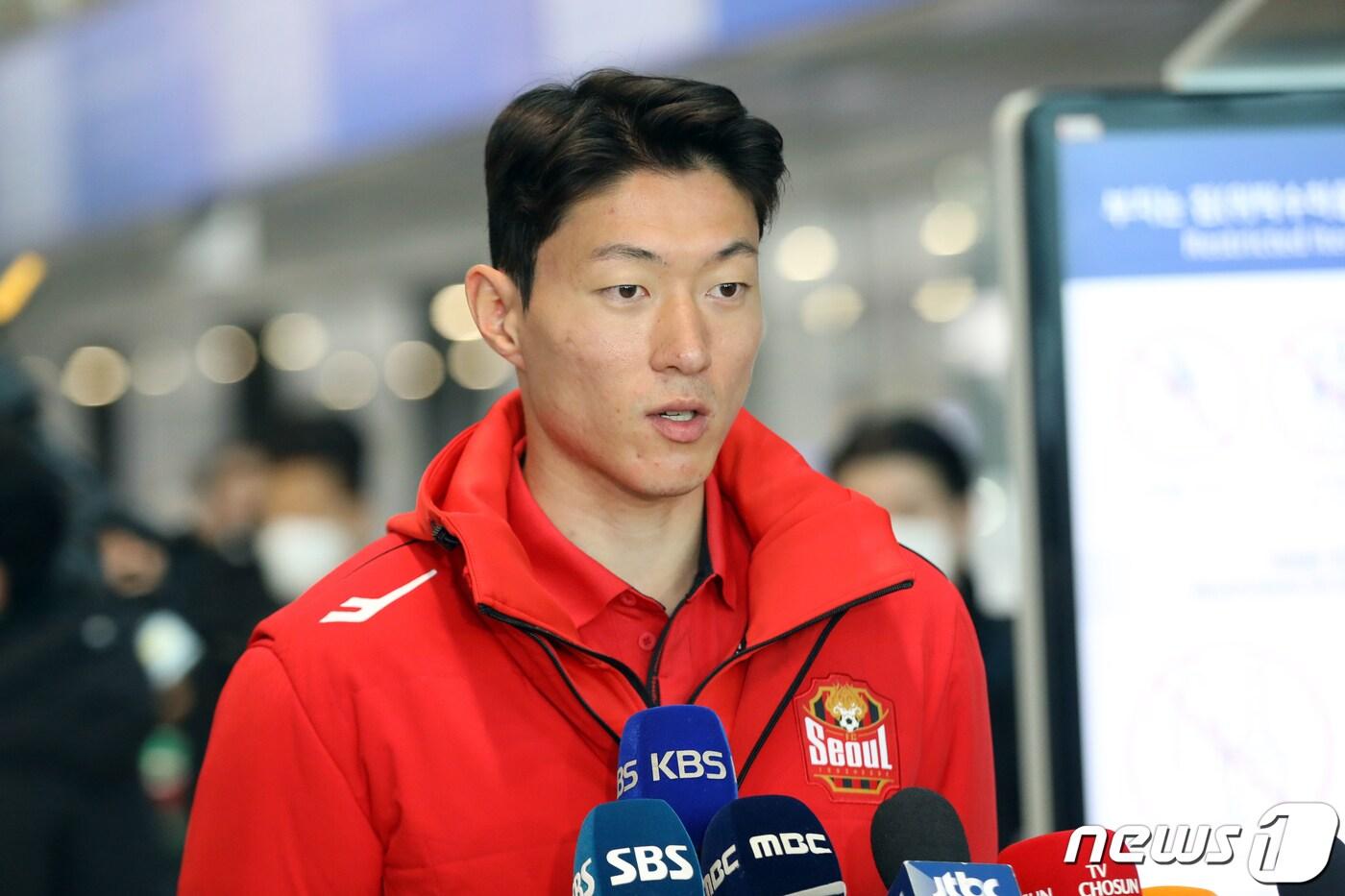 본문 이미지 - 프로축구 K리그1 FC서울에 단기 임대로 입단한 황의조가 6일 오전 인천국제공항에서 출국 전 취재진과 인터뷰를 하고 있다. 황의조는 이날 FC서울 선수단과 함께 가고시마로 출국, 동계 훈련을 시작한다. 2023.2.6/뉴스1 ⓒ News1 황기선 기자