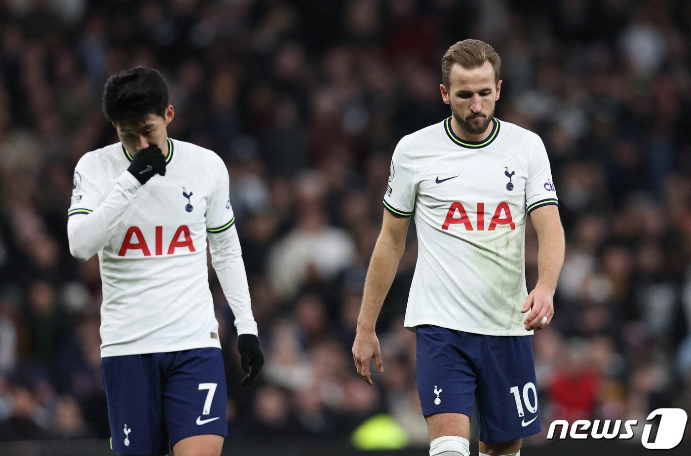 본문 이미지 - 토트넘의 손흥민과 해리 케인이 5일(현지시간) 영국 런던의 토트넘 홋스퍼 스타디움에서 열린 프리미어리그(EPL) 맨시티와 경기 중 나란히 걸어 가고 있다. ⓒ 로이터=뉴스1 