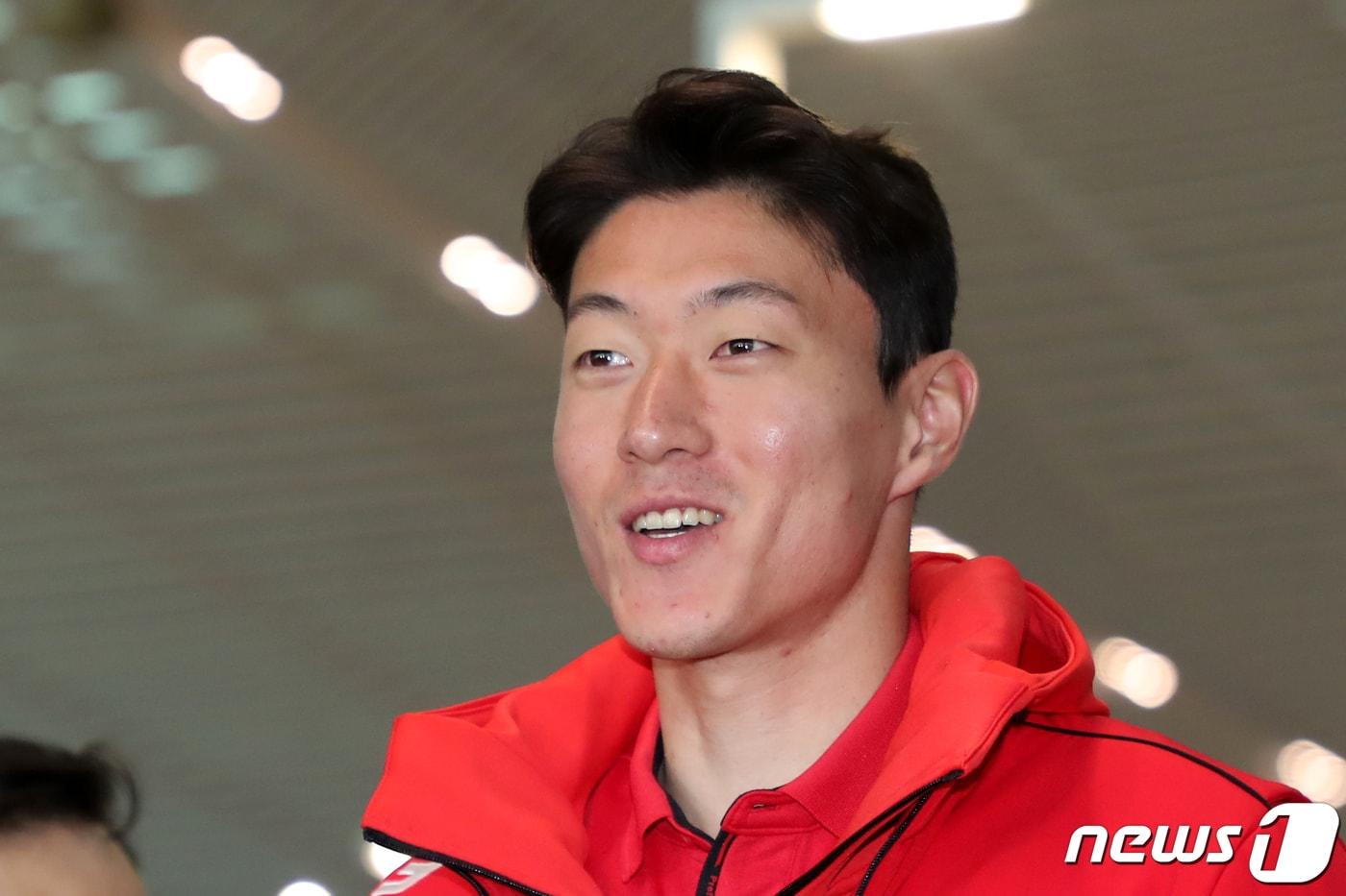 프로축구 K리그1 FC서울에 단기 임대로 입단한 황의조가 6일 오전 인천국제공항에서 출국 전 취재진과 인터뷰를 하고 있다. 2023.2.6/뉴스1 ⓒ News1 황기선 기자