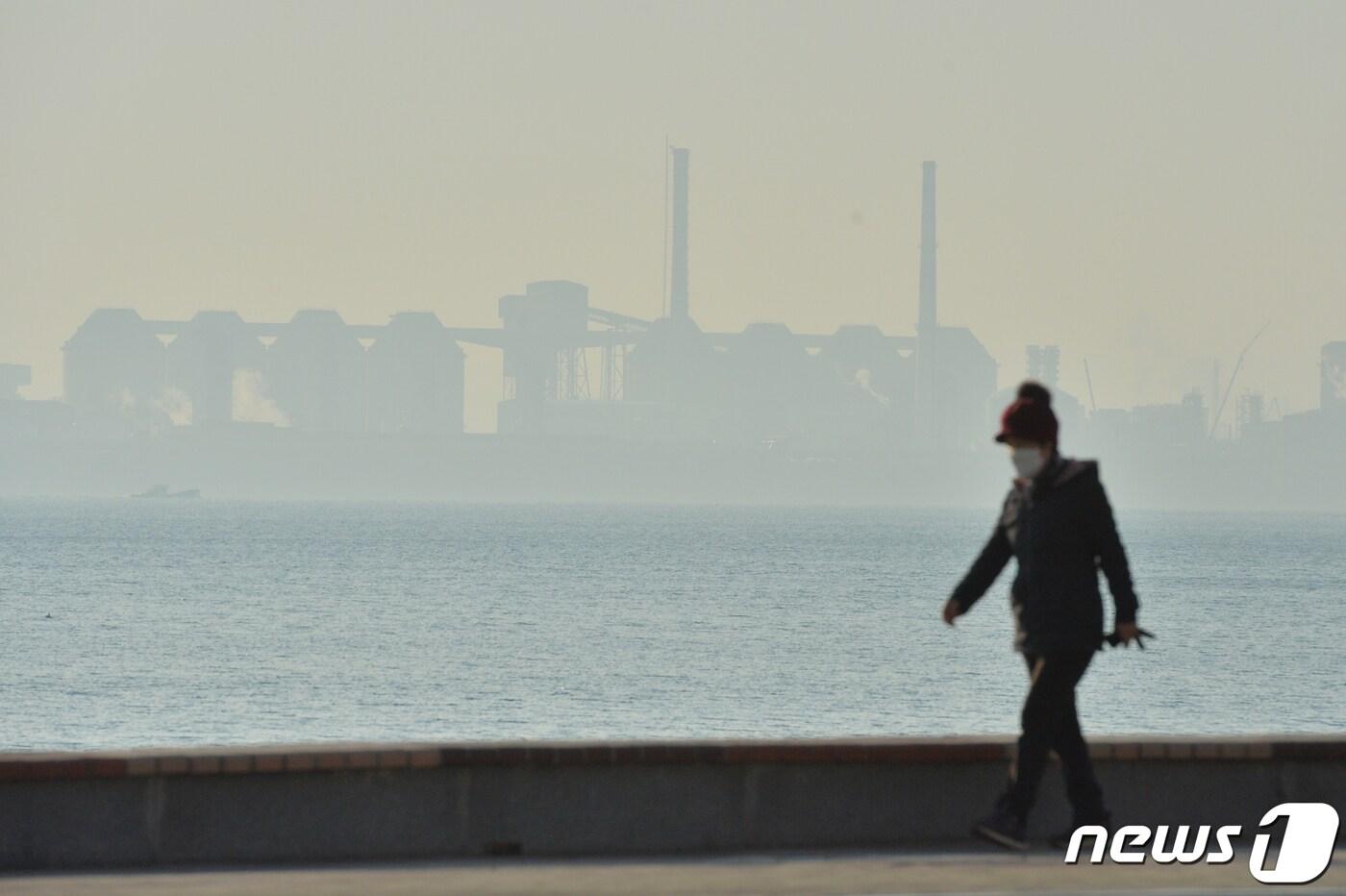 본문 이미지 - 6일 경북 포항시 북구 영일대해수욕장 주변이 희뿌연 미세먼지에 뒤덮혀 있다.2023.2.7/뉴스1 ⓒ News1 최창호 기자