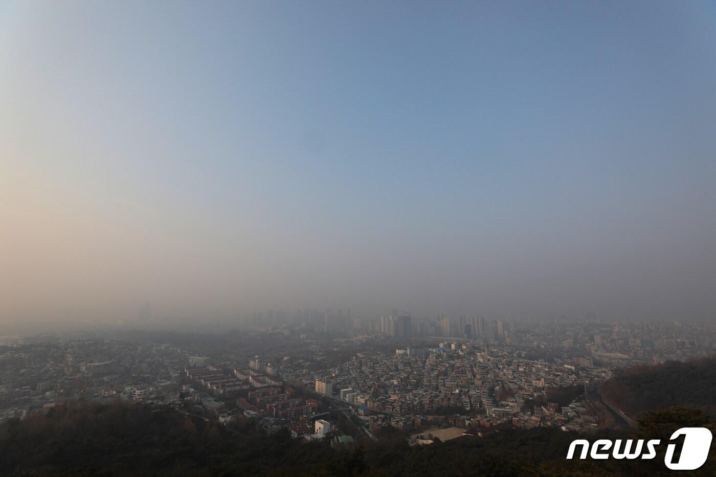 서울 남산에서 바라본 도심이 미세먼지로 인해 흐리게 보이고 있다. ⓒ News1 신웅수 기자