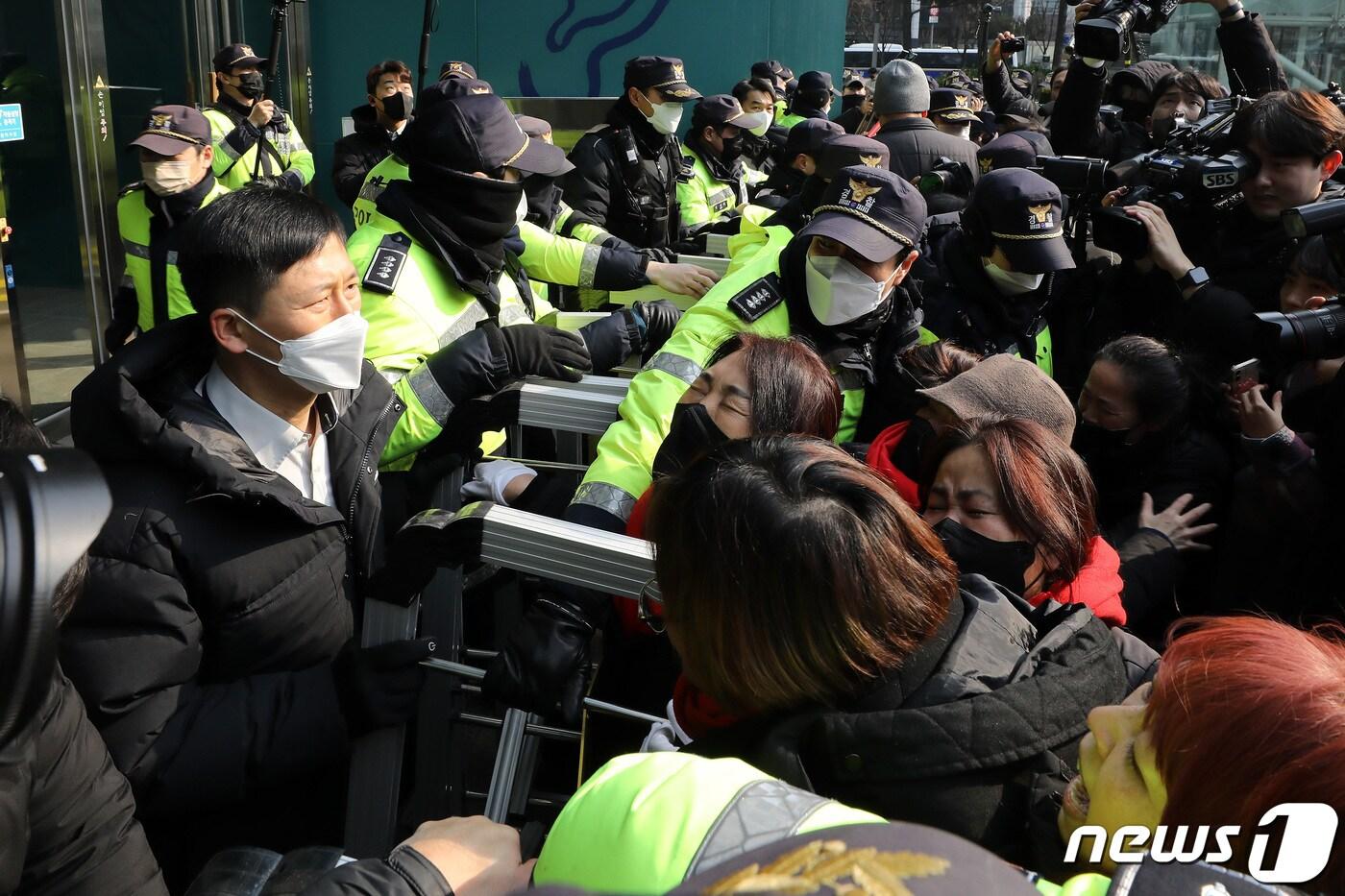 본문 이미지 - 이태원 참사 희생자 유가족들이 6일 오전 오세훈 서울시장과의 면담을 요구하며 서울시청 진입을 시도하고 있다. 2023.2.6/뉴스1 ⓒ News1 이동해 기자