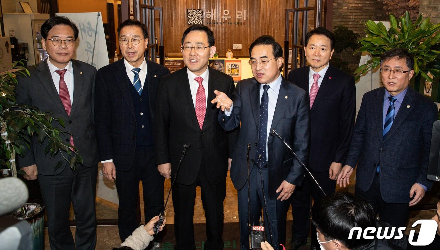 본문 이미지 - 주호영 국민의힘 원내대표(왼쪽 세 번째)와 박홍근 더불어민주당 원내대표(왼쪽 네 번째)를 비롯한 여야 원내지도부가 6일 서울 여의도 한 식당에서 오찬 회동에 앞서 취재진 질문에 답하고 있다. 왼쪽부터 송언석 국민의힘 원내수석부대표, 위성곤 더불어민주당 원내수석부대표, 주 원내대표, 박 원내대표, 성일종 국민의힘 정책위의장, 김성환 더불어민주당 정책위의장. 2023.2.6/뉴스1 ⓒ News1 유승관 기자