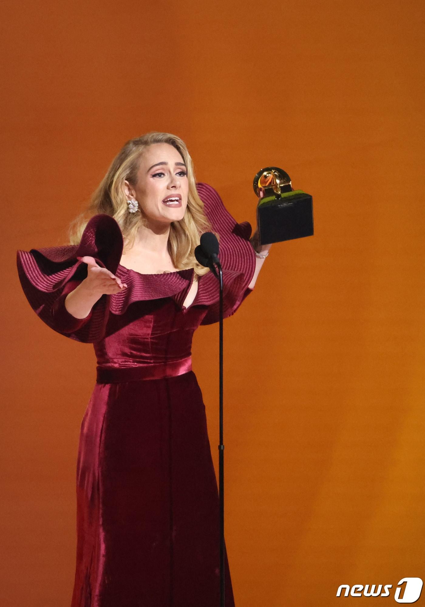 본문 이미지 - 가수 아델이 6일 오전(한국시간, 미국시간 5일 오후) 미국 로스앤젤레스 크립토닷컴 아레나에서 개최된 제65회 그래미 어워즈에서 베스트 팝 솔로 퍼포먼스(BEST POP SOLO PERFORMANCE) 트로피를 품에 안고 소감을 밝히고 있다. ⓒ 로이터=뉴스1 ⓒ News1 안태현 기자