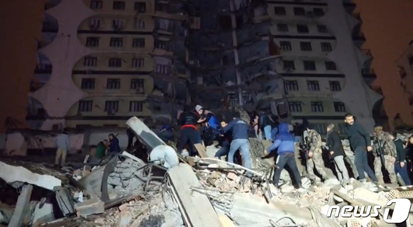 6일(현지시간) 튀르키예에서 리히터 규모 7.9의 강진이 발생한 가운데 튀르키예 동부 디야르바키르 도심 고층 건물이 완전히 무너져 내려 시민들이 손수 건물 잔해를 헤치며 구조 작업을 벌이고 있다. 2023.2.6. ⓒ AFP=뉴스1 ⓒ News1 김성식 기자