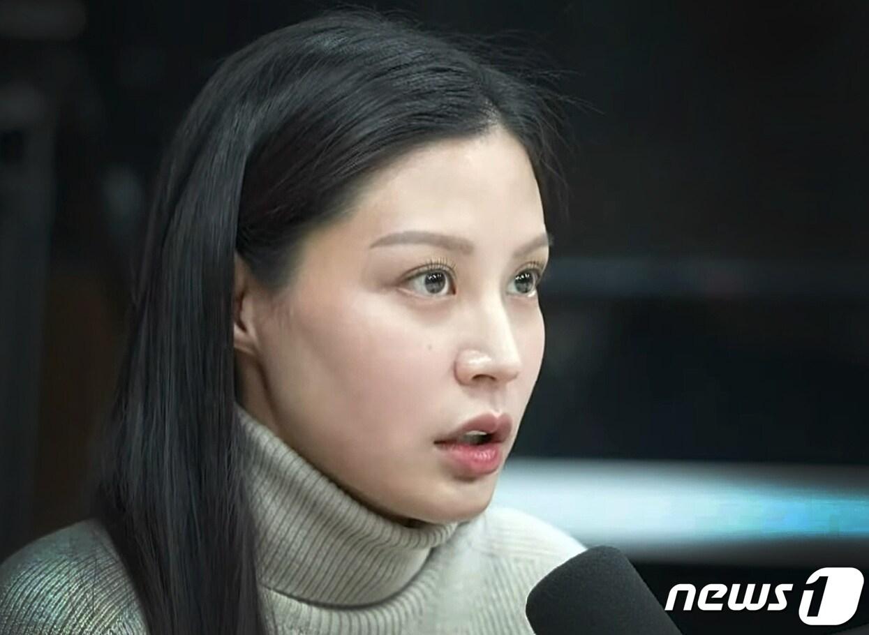 본문 이미지 - 조국 전 법무부 장관의 장녀 조민씨가 6일 유튜브 방송 ‘김어준의 겸손은 힘들다 뉴스공장’에 출연해 직접 얼굴을 드러내고 공개인터뷰를 했다. 2019년 조 전 장관 가족에 대한 논란이 불거진 후 조씨가 공개 인터뷰에 나선 것은 이번이 처음이다.  (김어준 유튜브 채널 화면 캡처)2023.2.6/뉴스1
