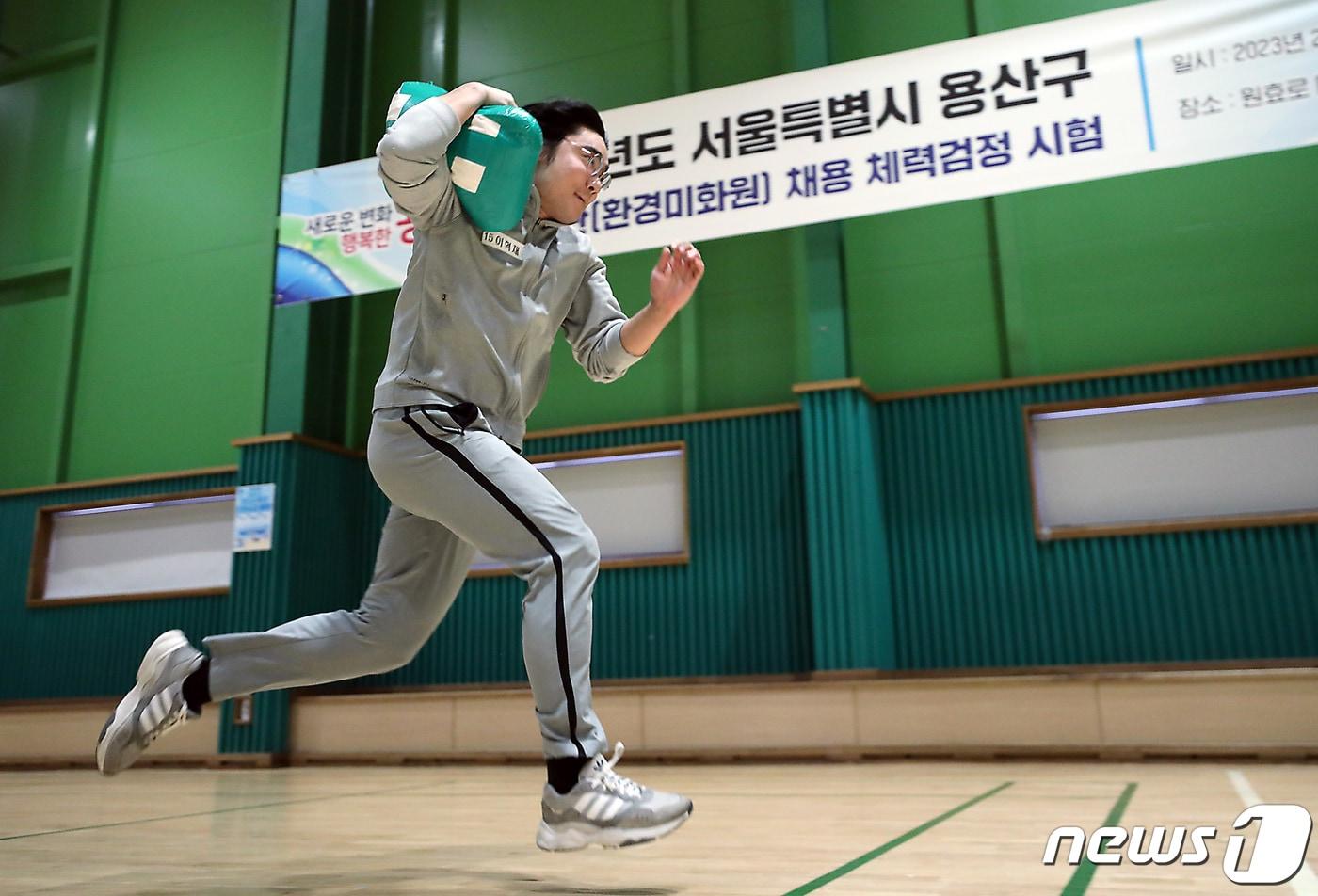 본문 이미지 -  서울 용산구 공무관(환경미화원) 채용 체력검정 시험 모습 (자료사진) 2023.2.6/뉴스1 ⓒ News1