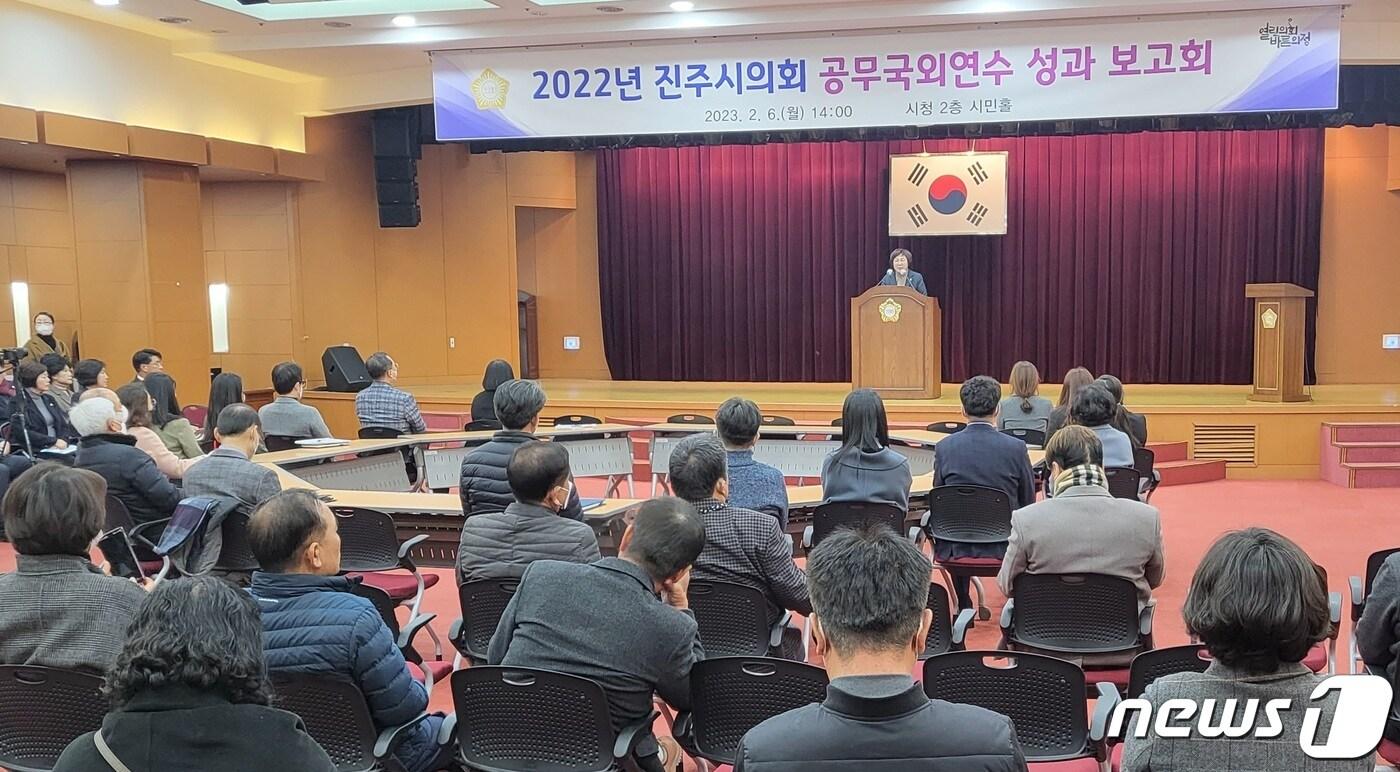 본문 이미지 - 진주시의회 양해영 의장이 6일 시청 시민홀에서 개최된 '2022년 이탈리아 공무국외연수' 성과 보고회에서 인사말을 하고 있다. 2023.2.6 뉴스1/한송학기자