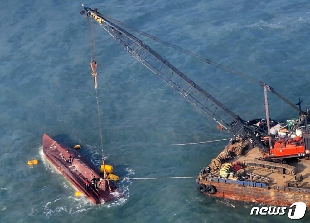 본문 이미지 - 전남 신안군 임자면 대비치도 서쪽 해상에서 청보호가 전복되는 사고가 발생한 가운데 구조당국이 청보호 인양을 위한 작업을 진행 중이다.(목포해양경찰서 제공) 2023.2.6/뉴스1