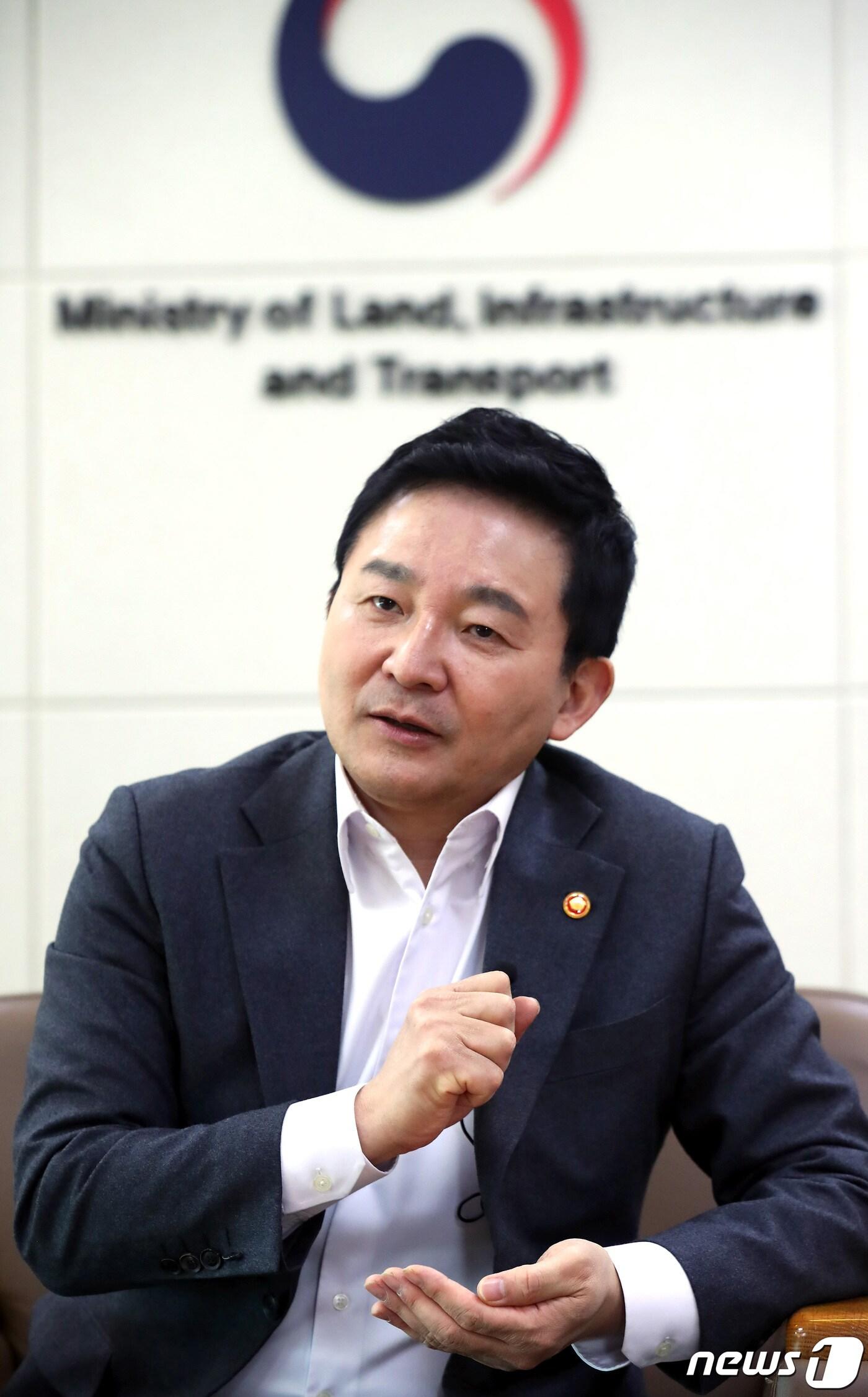 본문 이미지 - 원희룡 국토교통부 장관이 6일 세종시 정부세종청사에서 뉴스 1 인터뷰를 진행하고 있다. 2023.2.6/뉴스1 ⓒ News1 김기남 기자