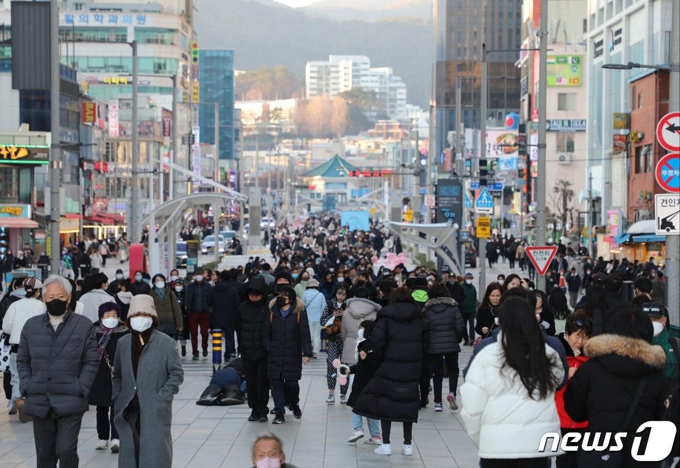 본문 이미지 - 정월대보름인 5일 부산 해운대구 구남로에 시민들이 몰려 있다.2023.2.5/뉴스1 노경민 기자