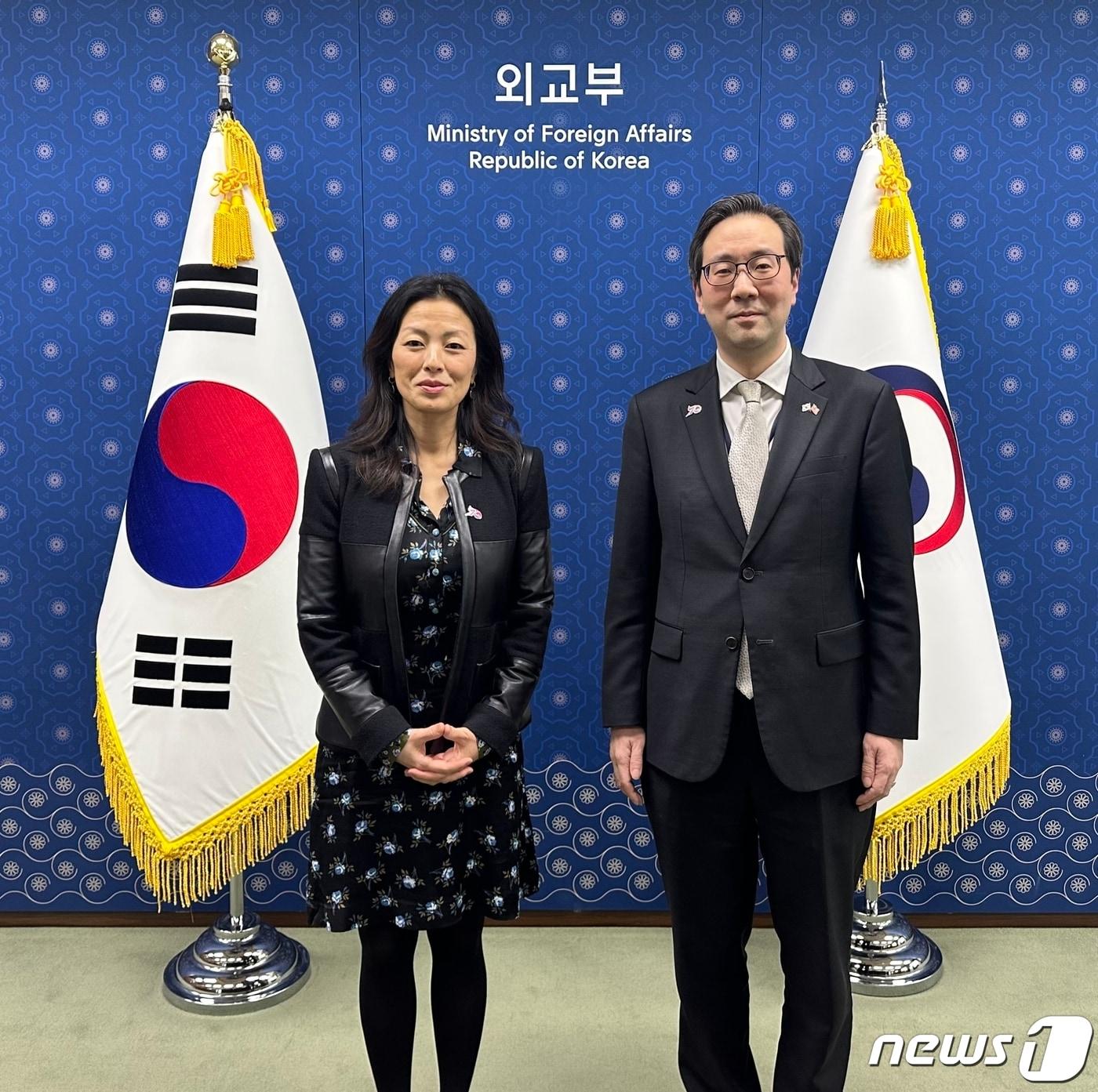 본문 이미지 - 이준일 외교부 북핵외교기획단장(오른쪽)과 정 박 미국 국무부 대북특별부대표. (외교부 제공)