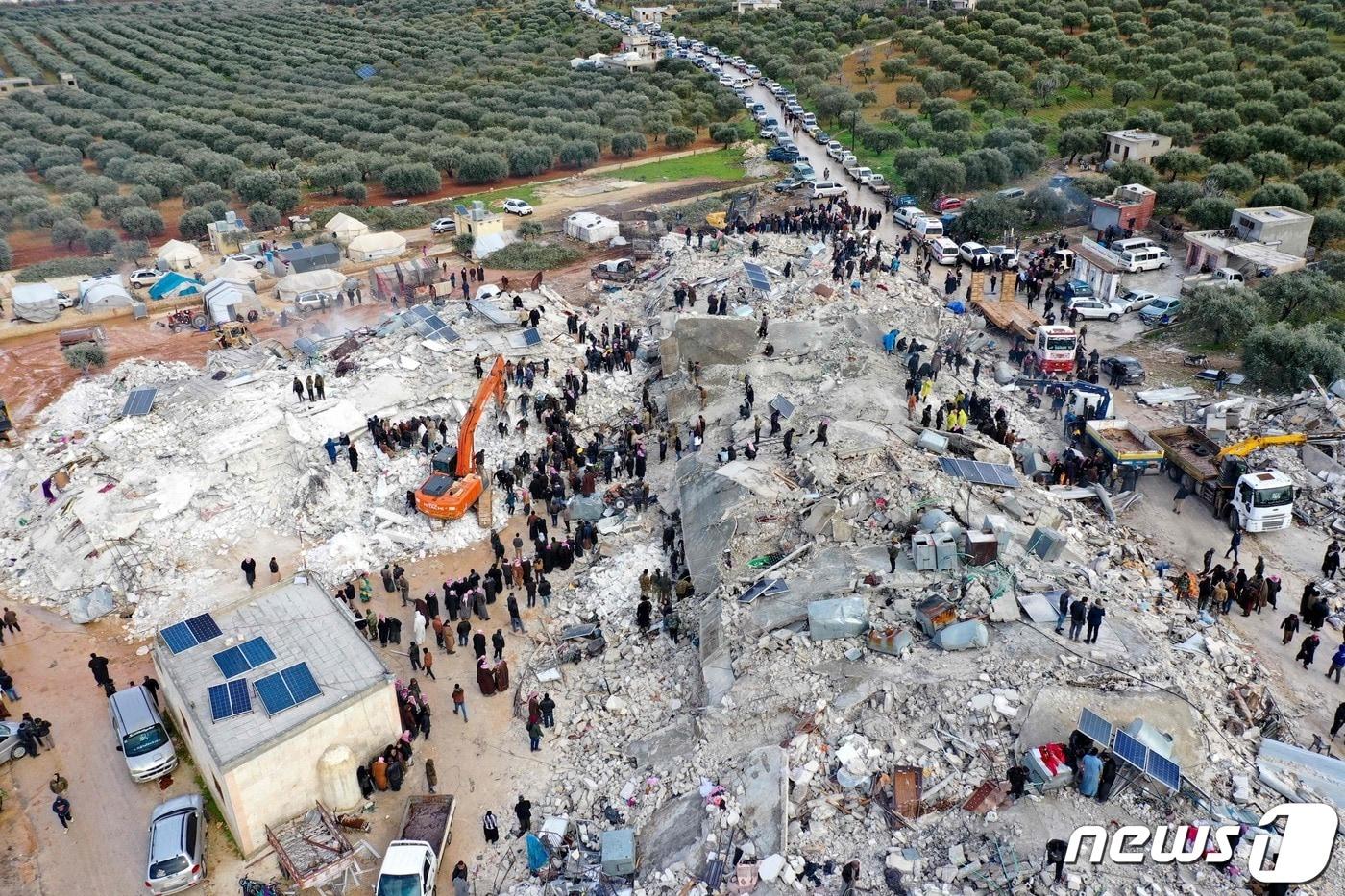 6일(현지시간) 튀르키예와 국경을 맞대고 있는 시리아 이들리브 인근 지역의 전경. 규모 7.8의 강진으로 주택이 무너져 잔해가 산더미처럼 쌓였다. 내려앉은 콘크리트 더미 사이로 포크레인이 구조작업을 지원하고 있다. ⓒ AFP=뉴스1 ⓒ News1 권진영 기자