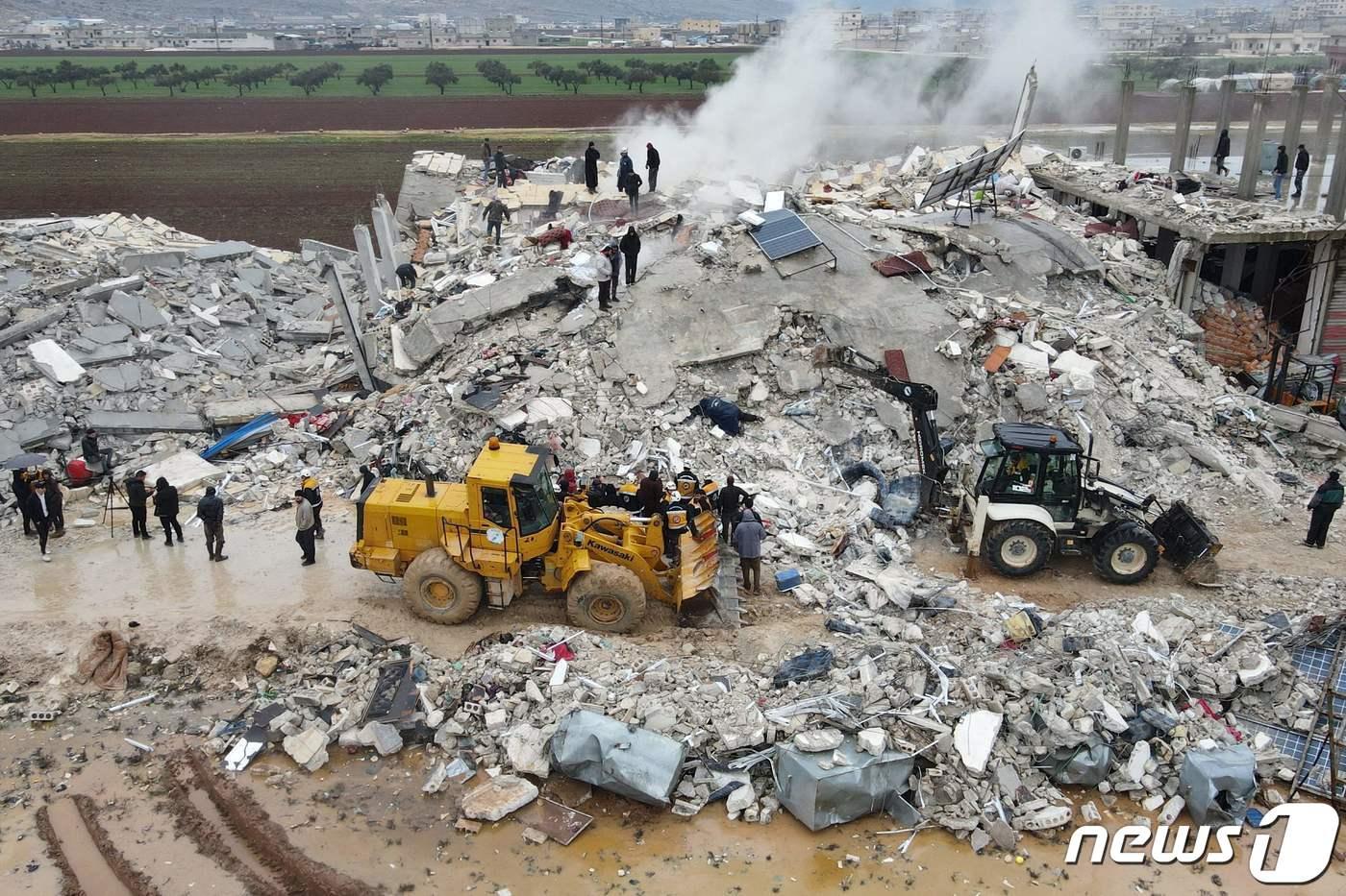 6일(현지시간) 시리아 북서부 이들리브에서 사람들이 무너진 건물 파편을 헤치고 희생자와 생존자를 찾고 있다. 이날 튀르키예와 시리아에서 강진으로 인한 사망자 수는 1400명 이상으로 집계됐다. 희생자 파악 작업은 아직도 진행 중이다. ⓒ AFP=뉴스1 ⓒ News1 권진영 기자