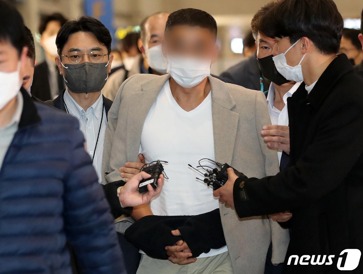 본문 이미지 - 김성태 전 쌍방울 그룹 회장의 해외도피를 현지에서 도운 수행비서 박모씨가 7일 오전 인천국제공항을 통해 입국하고 있다. 2023.2.7/뉴스1 ⓒ News1 이동해 기자