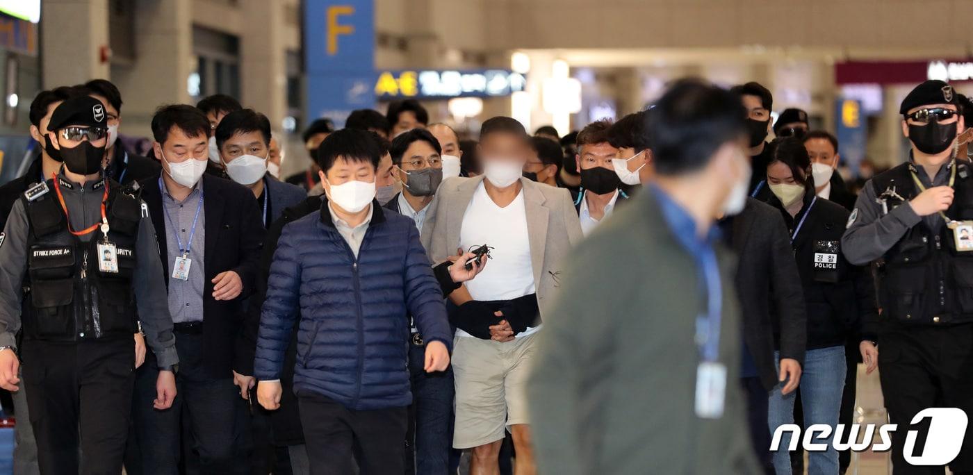 김성태 전 쌍방울 그룹 회장의 해외도피를 현지에서 도운 수행비서 박모씨가 7일 오전 인천국제공항을 통해 입국하고 있다.2023.2.7/뉴스1 ⓒ News1 이동해 기자