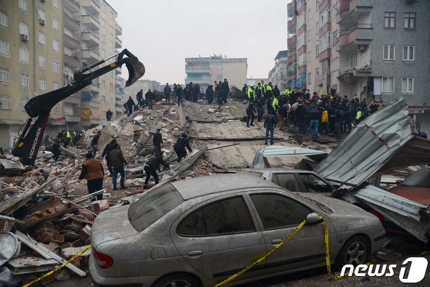 본문 이미지 - 6일(현지시간) 규모 7.8의 강진이 강타한 튀르키예 남동부 디야르바키르. ⓒ AFP=뉴스1