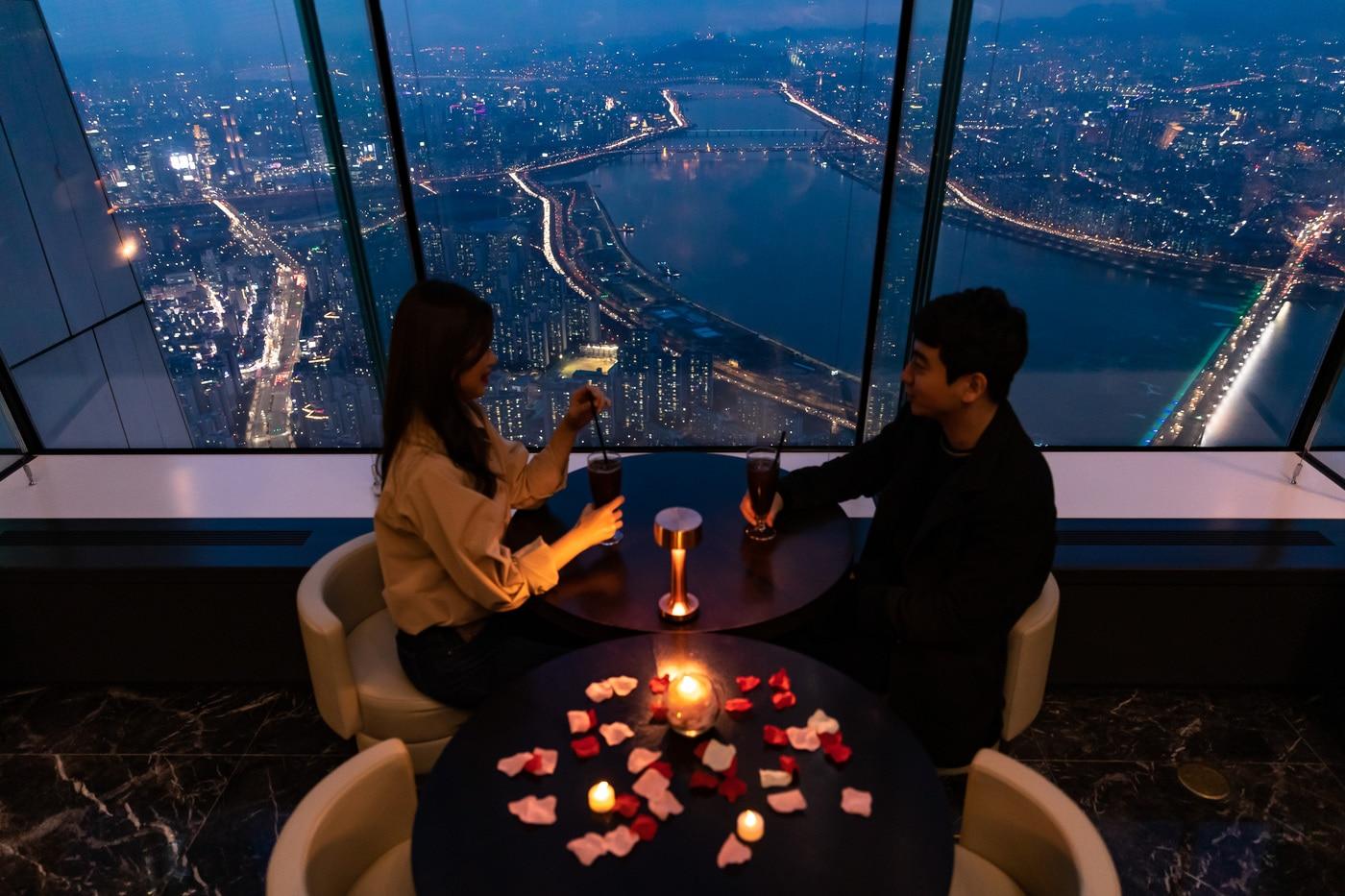 최고 높이 전망대 서울스카이의 스페셜 디너 코스 즐기는 커플의 모습(롯데월드 제공)