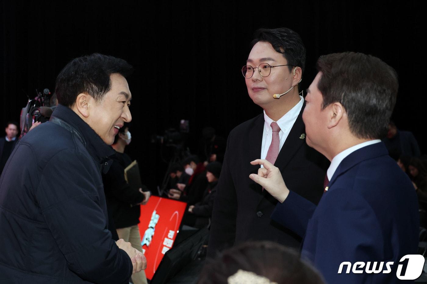 김기현(왼쪽부터), 천하람, 안철수 국민의힘 당대표 후보가 7일 서울 강서구 한 방송 스튜디오에서 열린 국민의힘 제3차 전당대회 후보자 비전발표회에서 대화를 나누고 있다. ⓒ News1 국회사진취재단