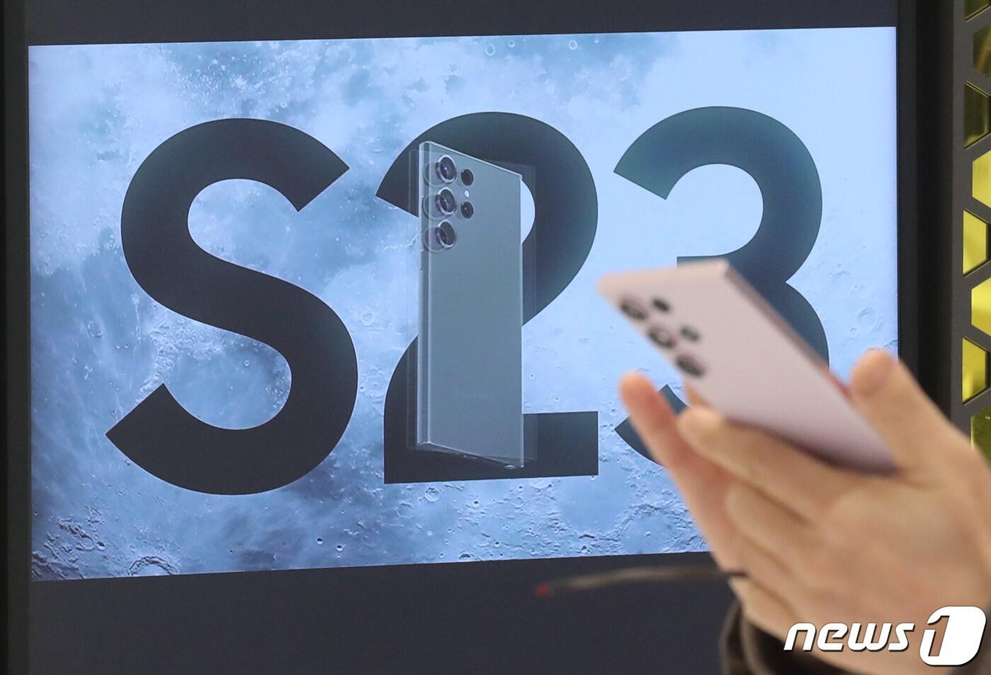 갤럭시 S23 시리즈 사전판매 예약이 시작된 지난 2월7일 서울 마포구 삼성디지털프라자 홍대본점에서 시민들이 갤럭시S23 시리즈를 살펴보고 있다. 2023.2.7/뉴스1 ⓒ News1 ,송원영 기자