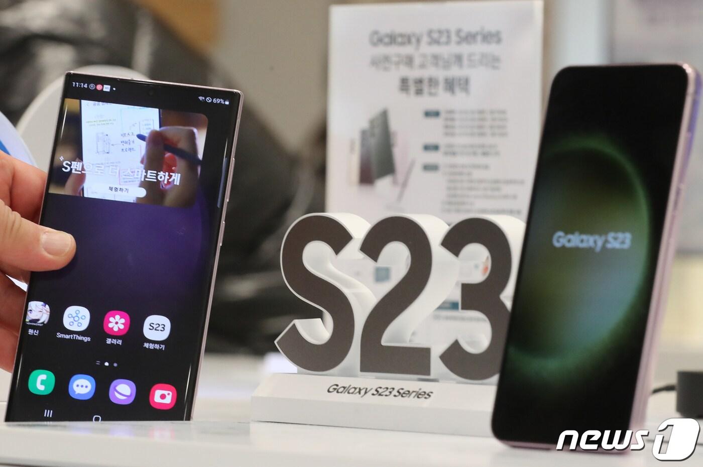 갤럭시S23 시리즈 사전판매 예약이 시작된 7일 서울 마포구 삼성디지털프라자 홍대본점에서 시민들이 갤럭시S23 시리즈를 살펴보고 있다. 2023.2.7/뉴스1 ⓒ News1 ,송원영 기자