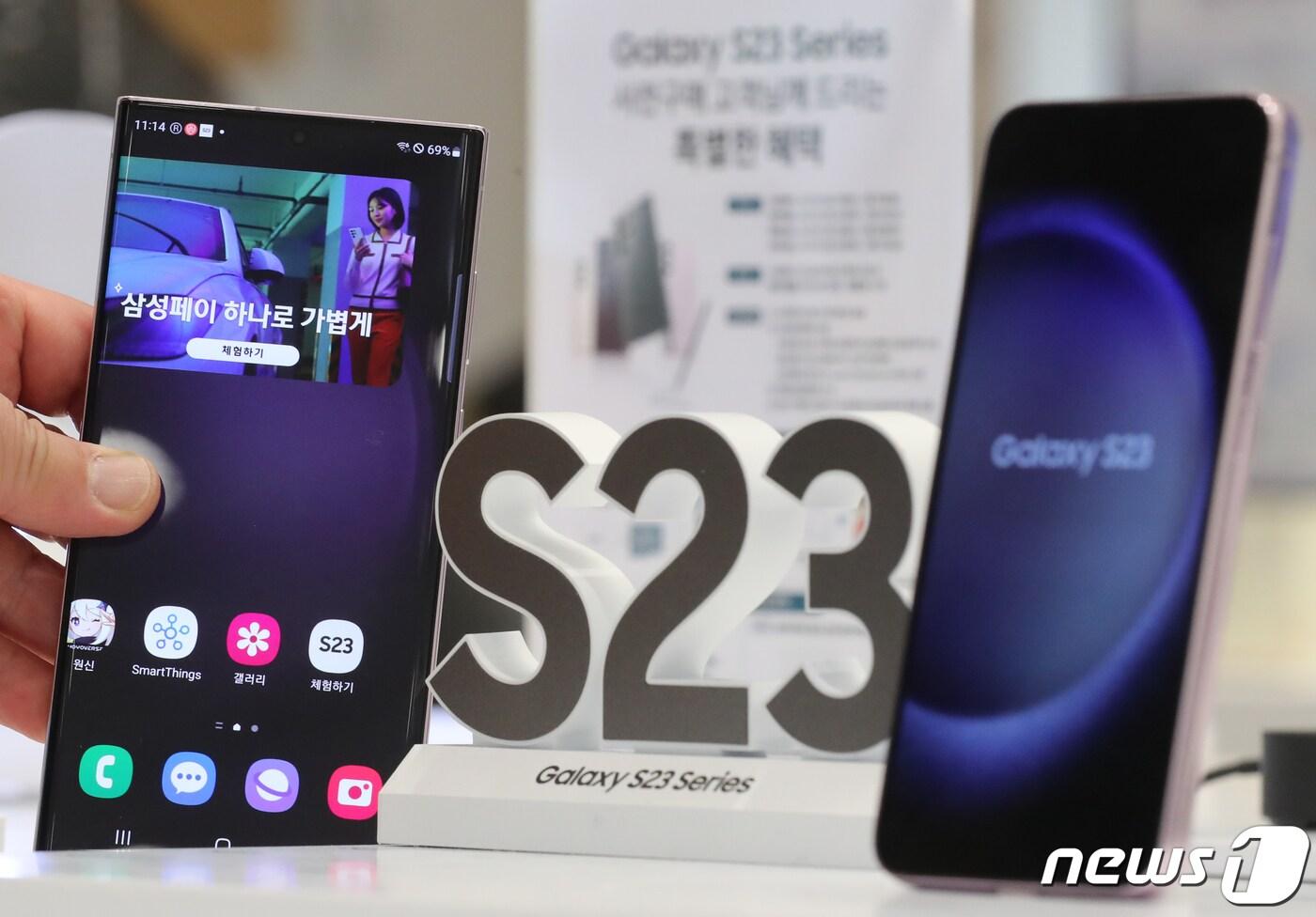 본문 이미지 - 갤럭시S23 시리즈 사전판매 예약이 시작된 7일 서울 마포구 삼성디지털프라자 홍대본점에서 시민들이 갤럭시S23 시리즈를 살펴보고 있다. 2023.2.7/뉴스1 ⓒ News1 송원영 기자