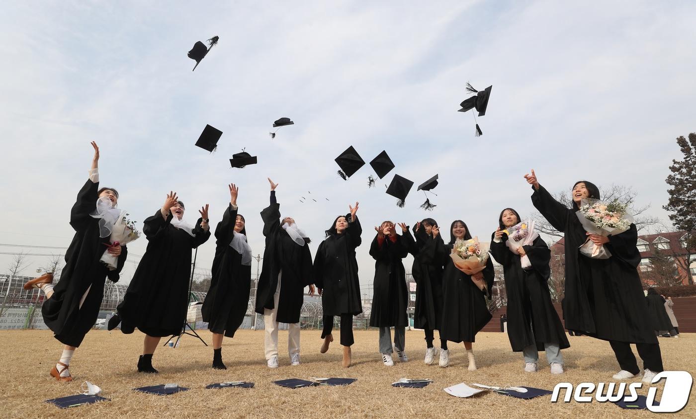 본문 이미지 - 7일 오전 경기 수원시 권선구 수원여자대학교에서 열린 2022학년도 학위수여식에서 졸업생들이 기념촬영을 하고 있다. 2023.2.7/뉴스1 ⓒ News1 김영운 기자