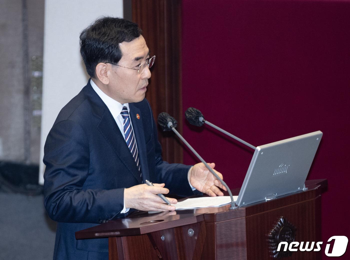 본문 이미지 - 이창양 산업통상자원부 장관이 7일 오후 서울 여의도 국회에서 열린 제403회 국회&#40;임시회&#41; 제3차 본회의 경제 분야 대정부 질문에서 한무경 국민의힘 의원 질문에 답변하고 있다. 2023.2.7/뉴스1 ⓒ News1 이재명 기자
